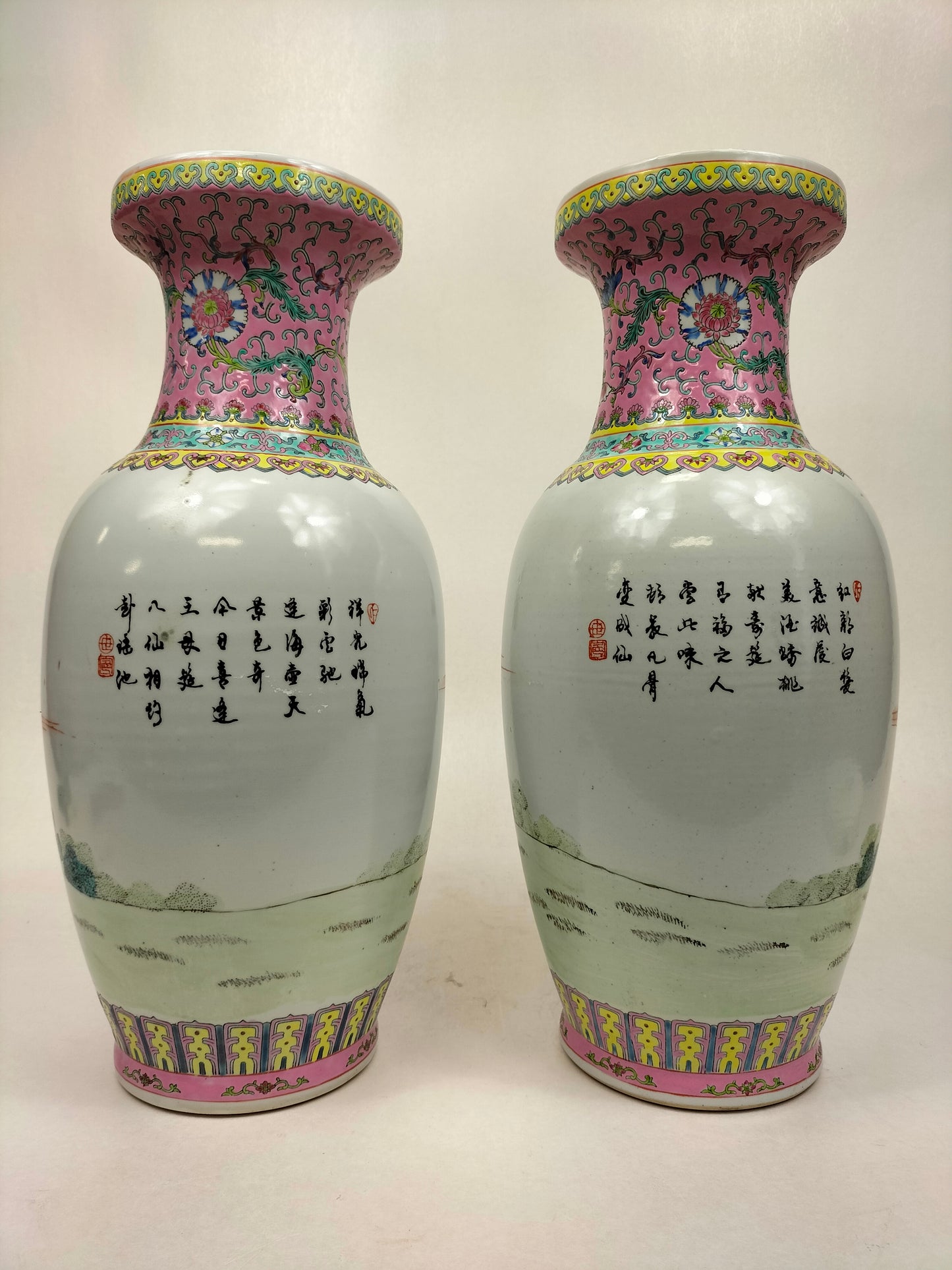 Conjunto de 2 vasos fencai chineses decorados com figuras // Jingdezhen - marca Qianlong - século XX