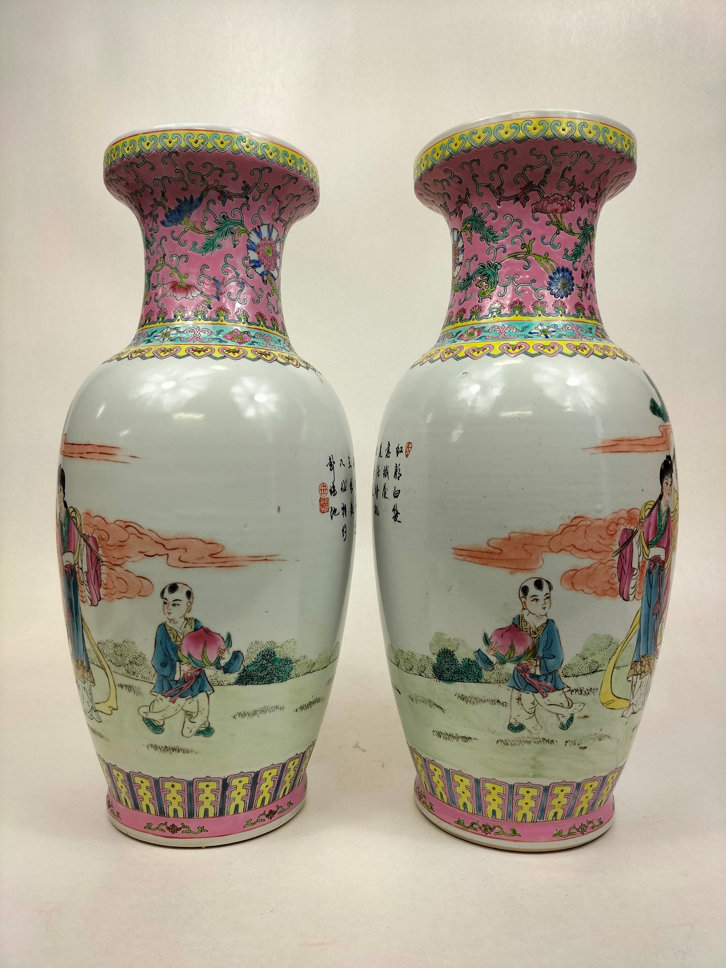 Conjunto de 2 vasos fencai chineses decorados com figuras // Jingdezhen - marca Qianlong - século XX