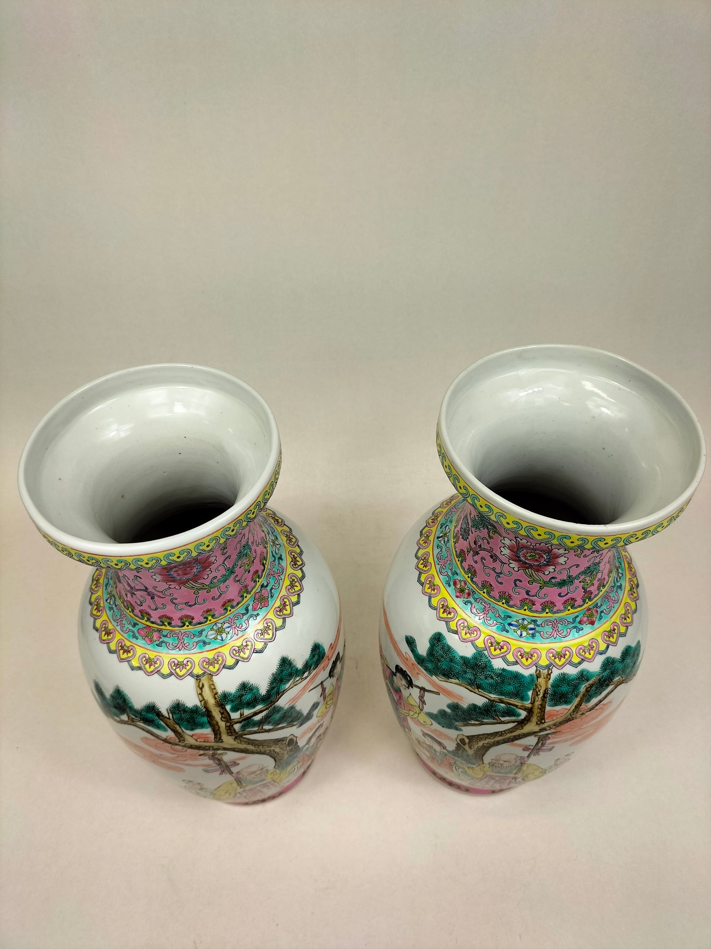 Conjunto de 2 vasos fencai chineses decorados com figuras // Jingdezhen - marca Qianlong - século XX