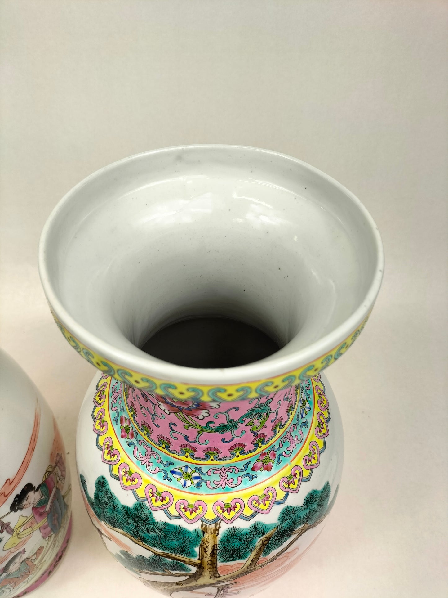 Conjunto de 2 vasos fencai chineses decorados com figuras // Jingdezhen - marca Qianlong - século XX