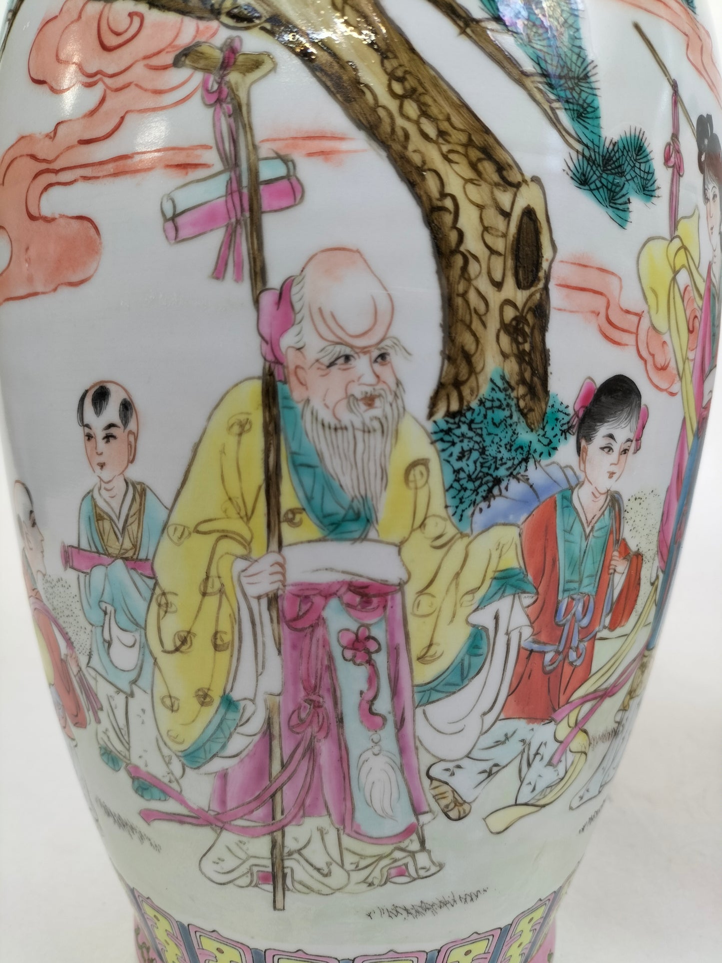 Conjunto de 2 vasos fencai chineses decorados com figuras // Jingdezhen - marca Qianlong - século XX