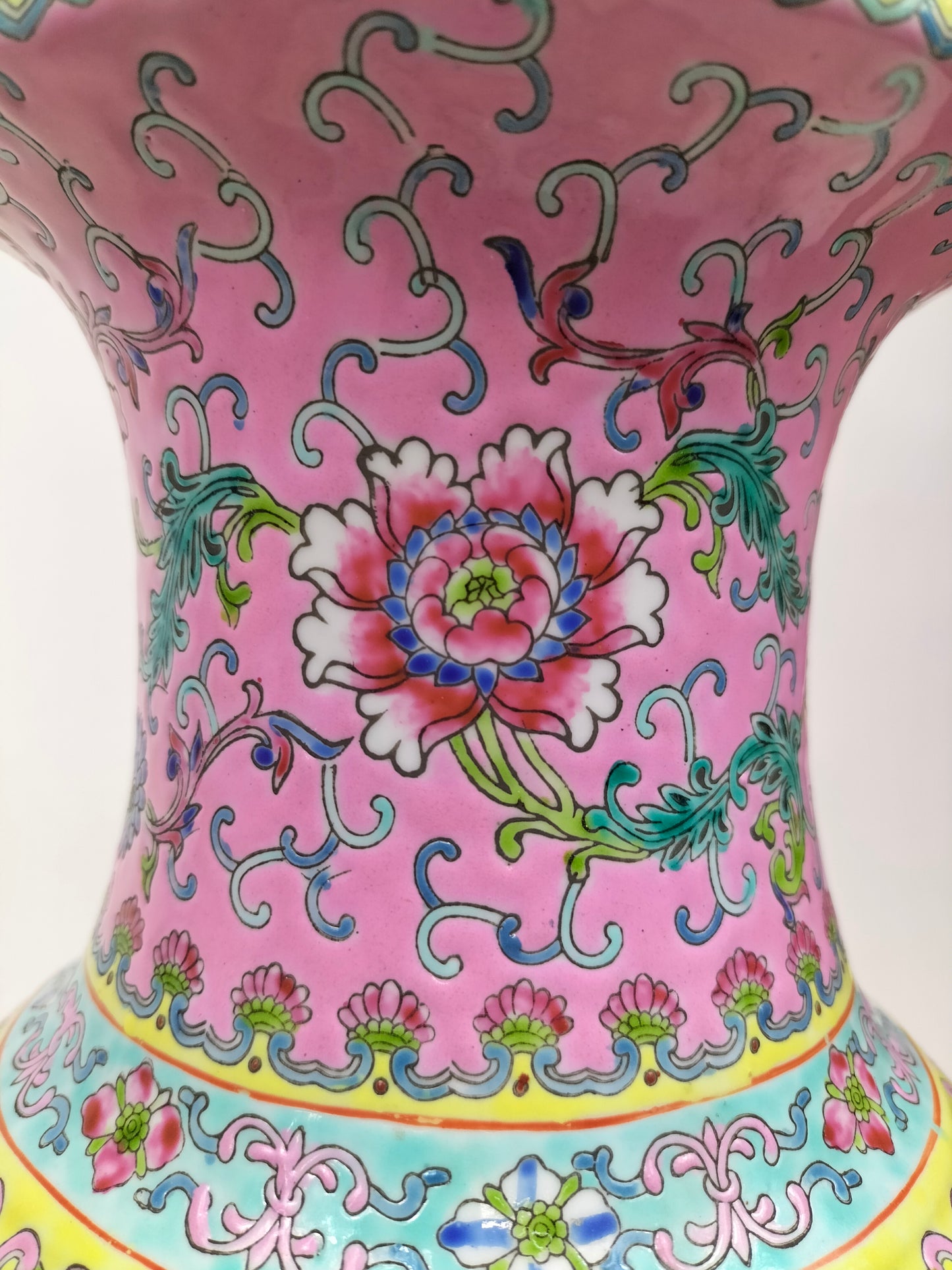 Un ensemble de 2 vases chinois fencai à décor de personnages // Jingdezhen - Marque Qianlong - XXe siècle