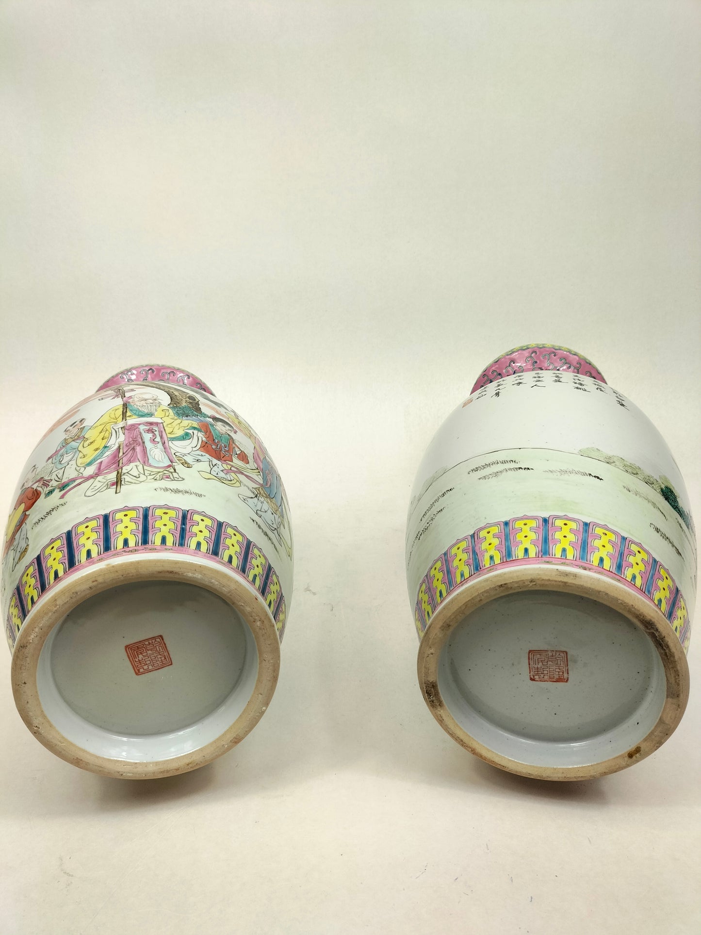 Conjunto de 2 vasos fencai chineses decorados com figuras // Jingdezhen - marca Qianlong - século XX