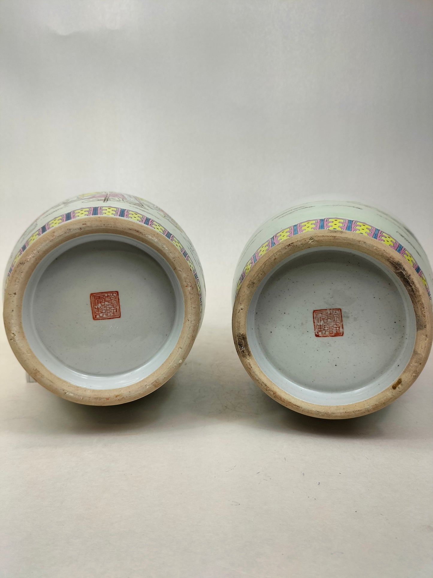 Satu set 2 pasu fencai Cina dihiasi dengan patung // Jingdezhen - tanda Qianlong - abad ke-20