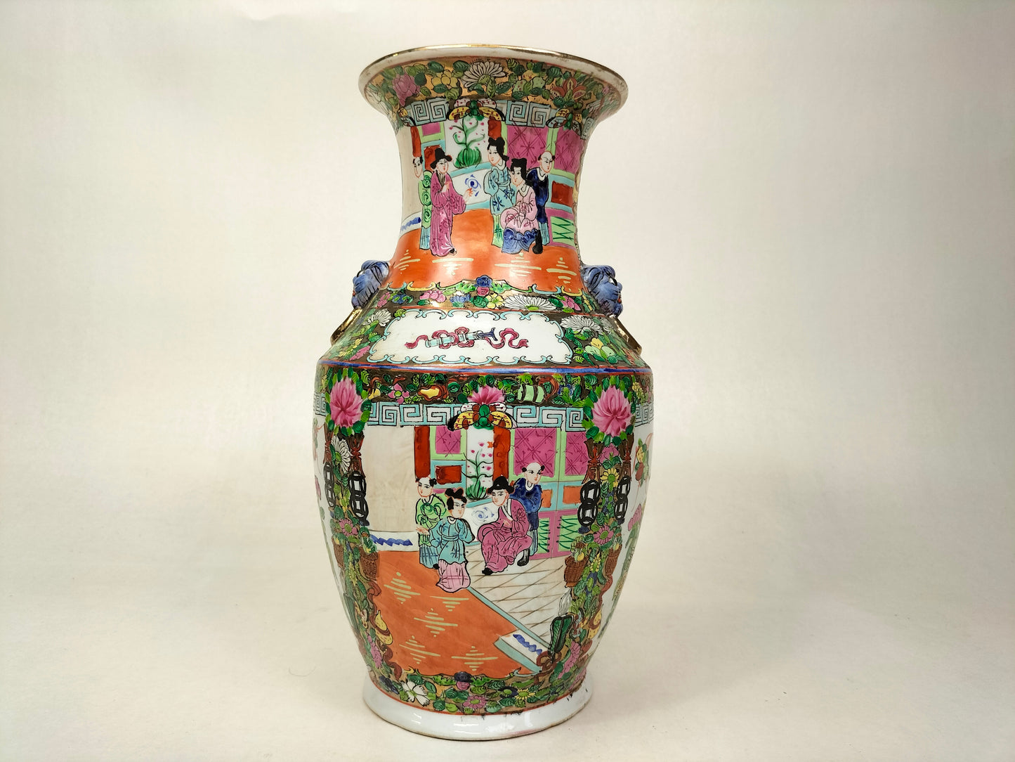 Chinese canton rose medallion vase // Mid 20th century