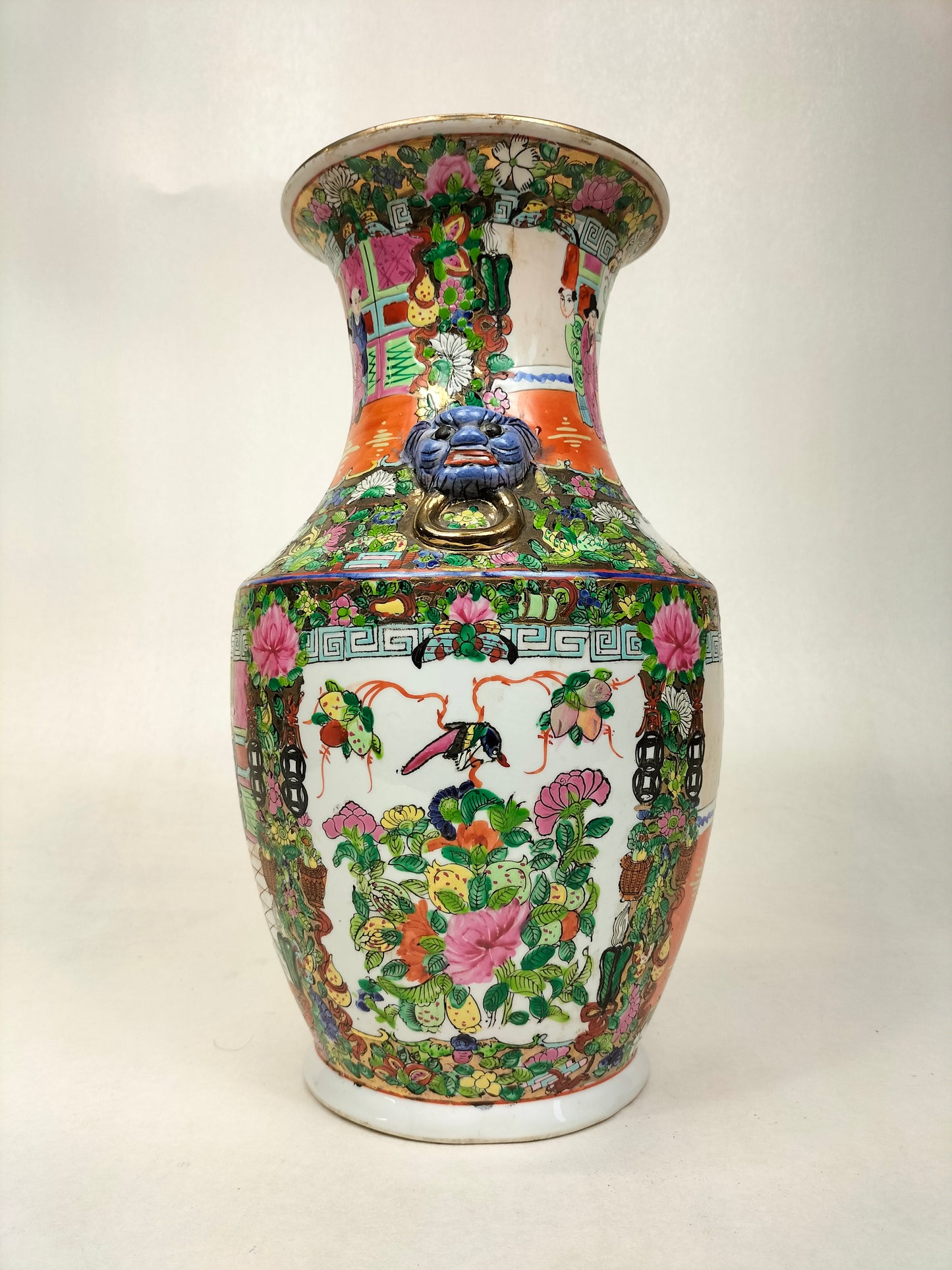 Chinese canton rose medallion vase // Mid 20th century