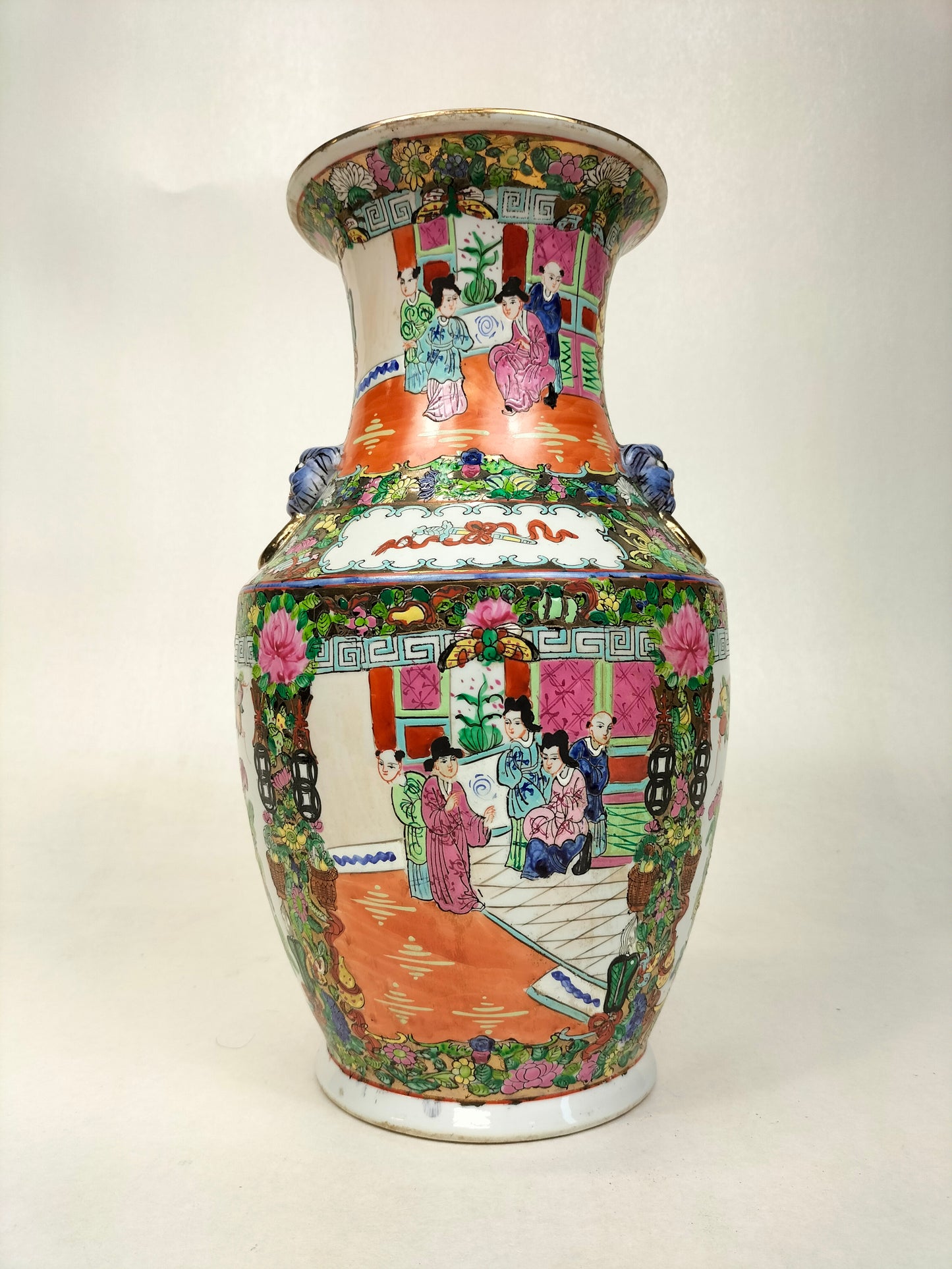 Chinese canton rose medallion vase // Mid 20th century