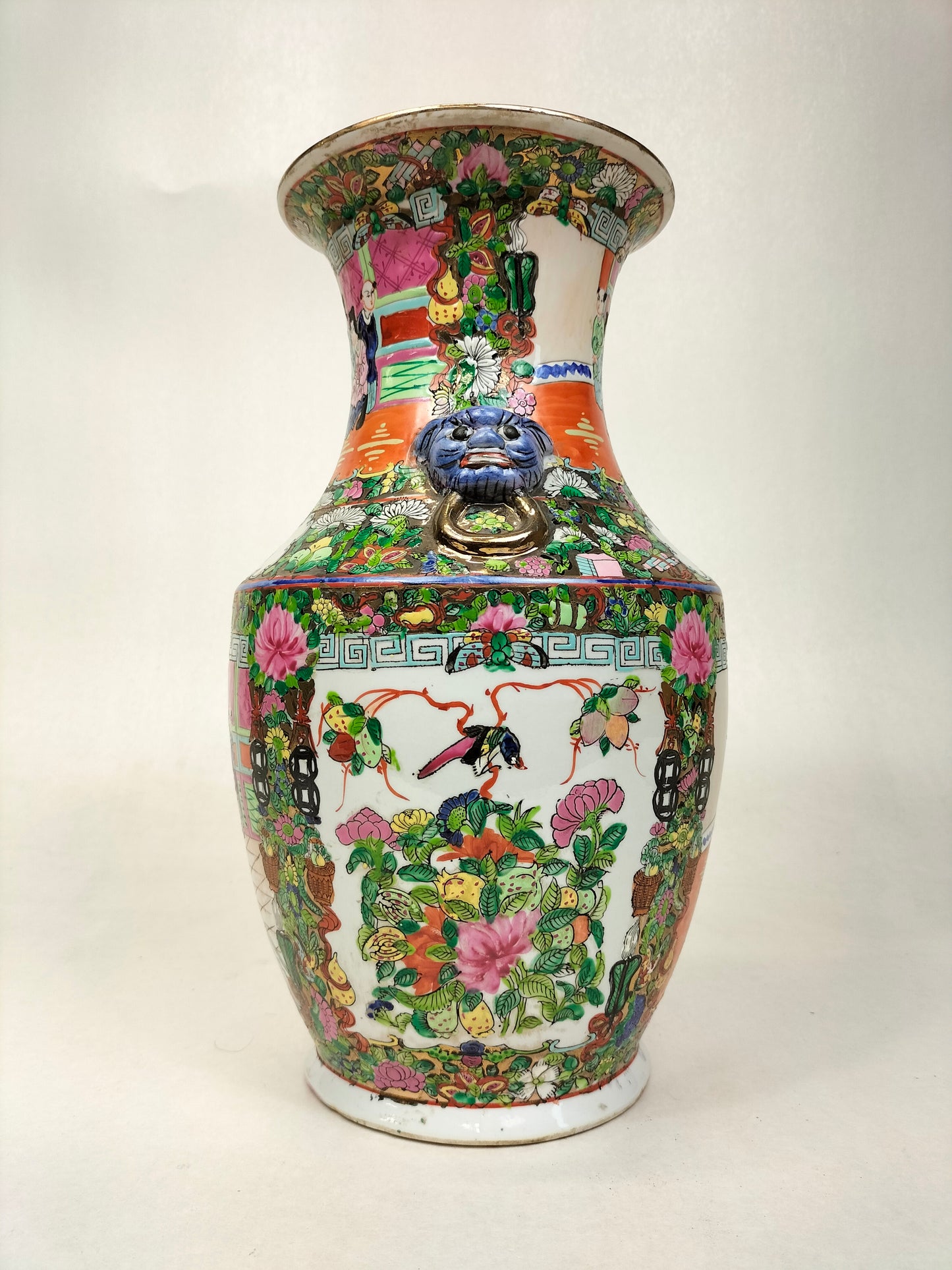 Chinese canton rose medallion vase // Mid 20th century