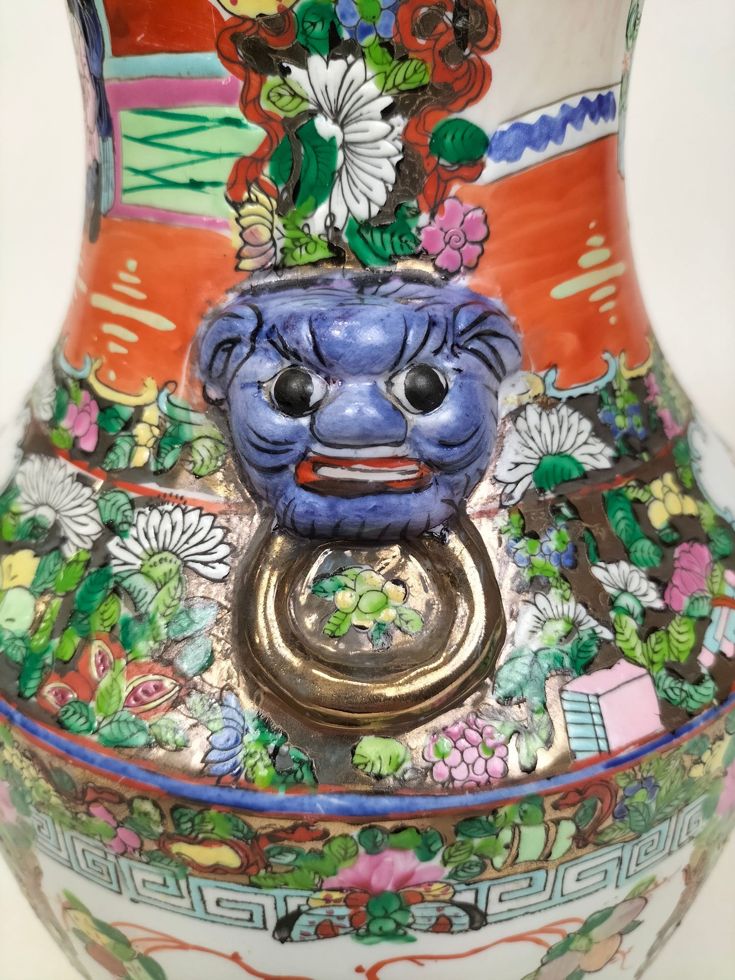 Chinese canton rose medallion vase // Mid 20th century