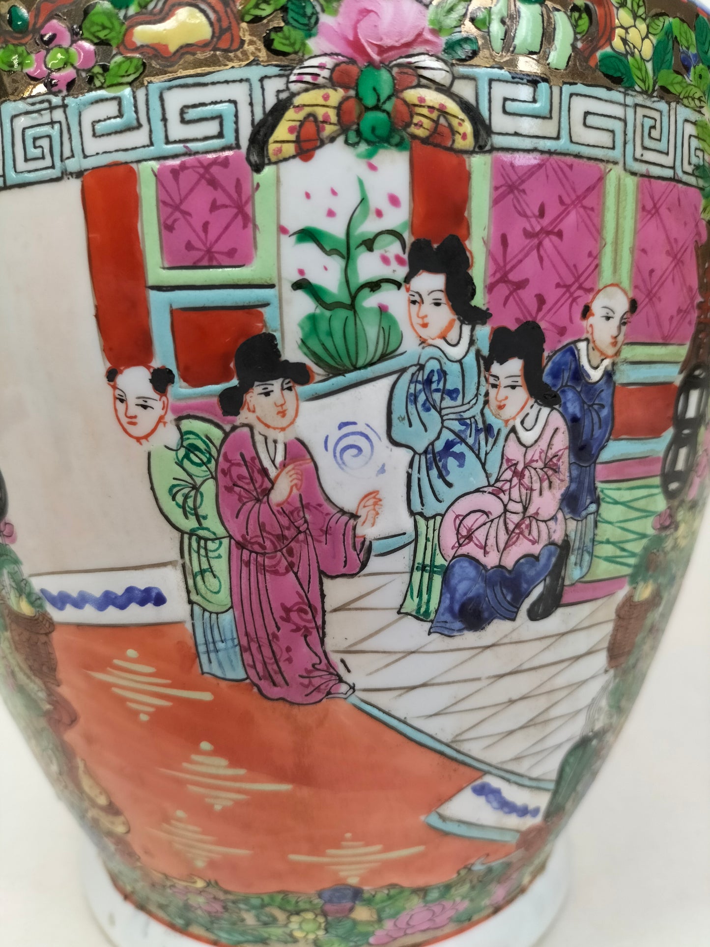 Chinese canton rose medallion vase // Mid 20th century