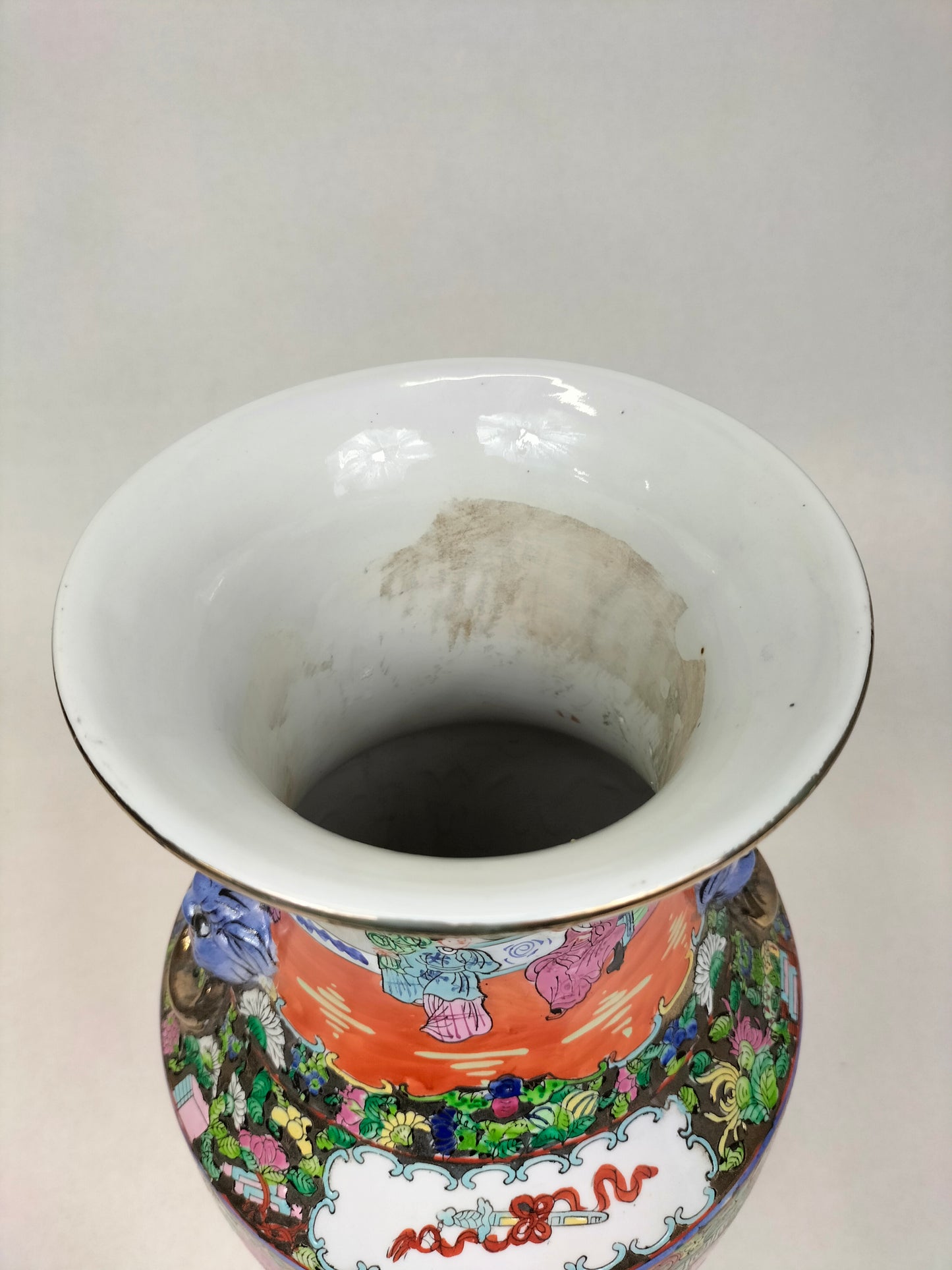 Chinese canton rose medallion vase // Mid 20th century