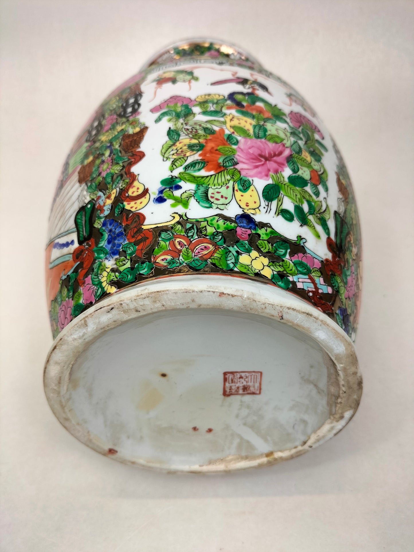 Chinese canton rose medallion vase // Mid 20th century