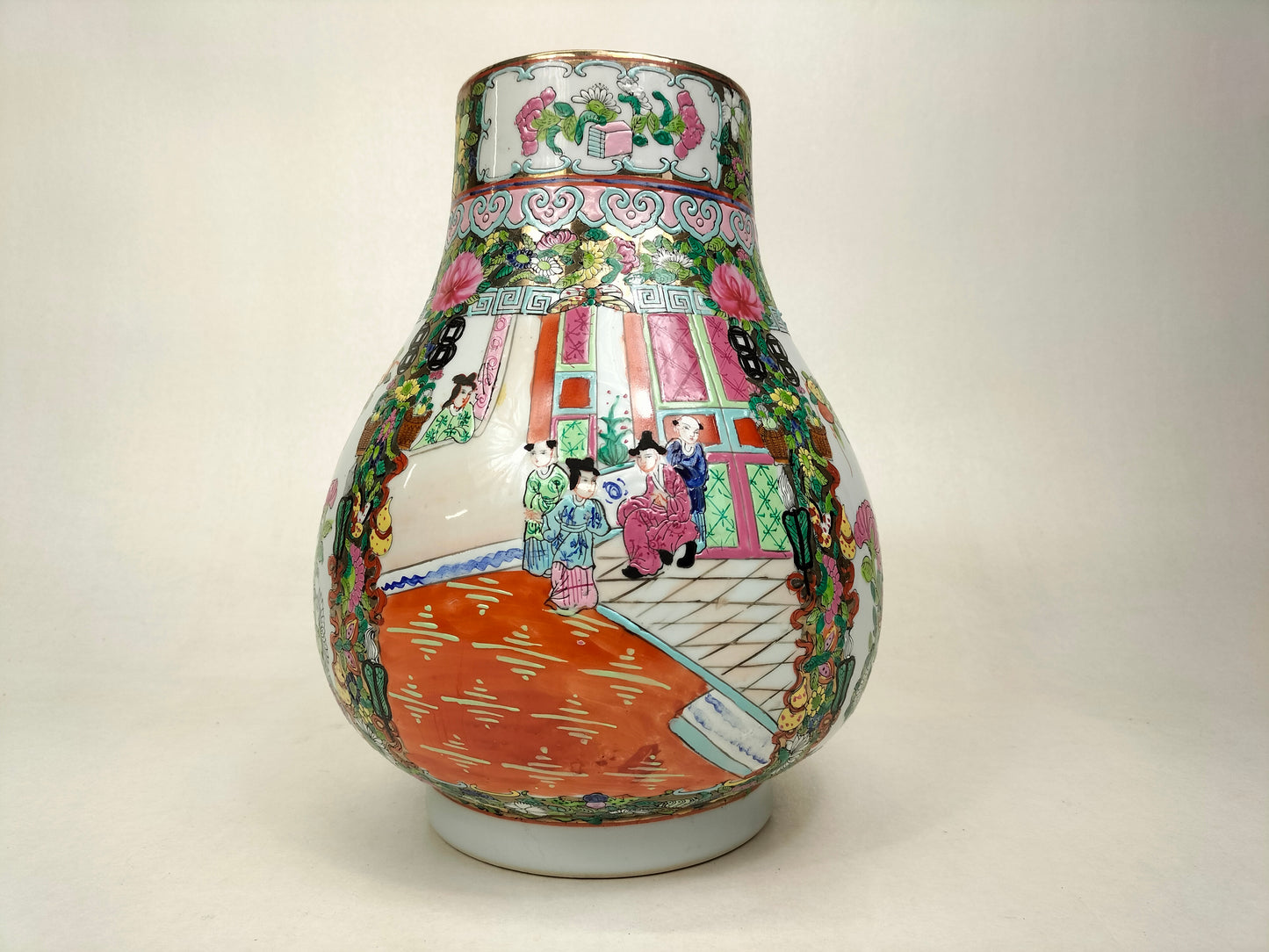 Vase HU médaillon rose canton chinois à décor de personnages / XXème siècle