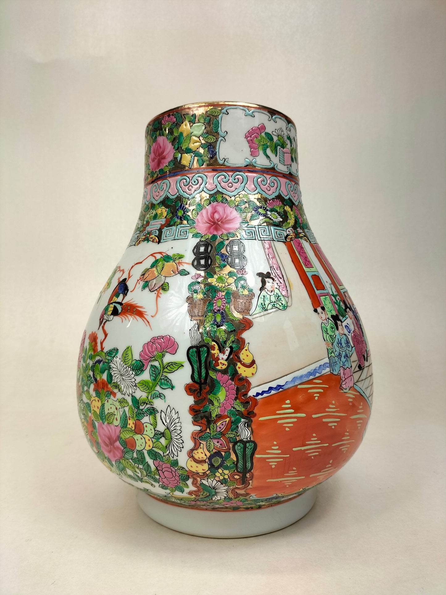 Vase HU médaillon rose canton chinois à décor de personnages / XXème siècle