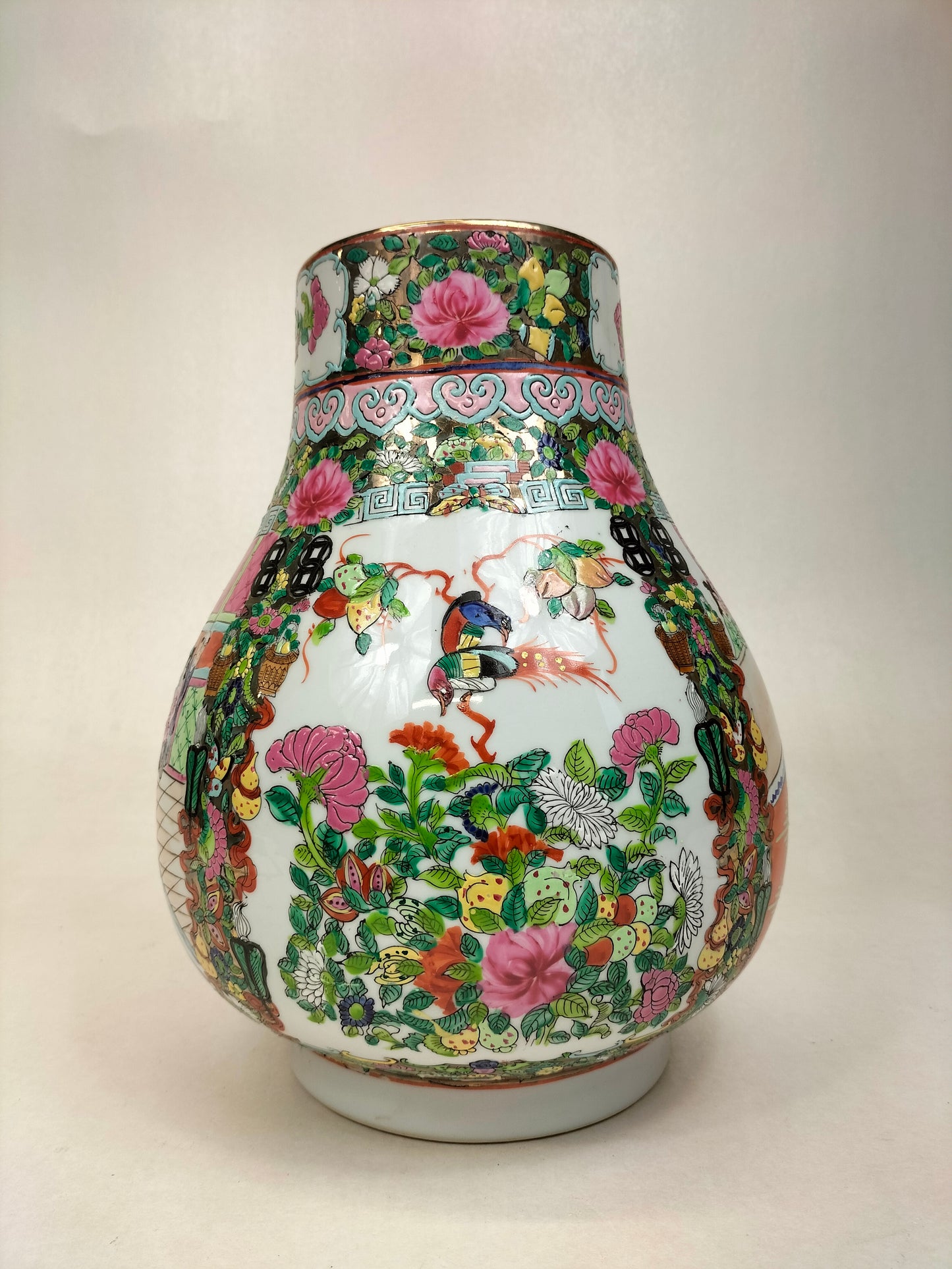 Vase HU médaillon rose canton chinois à décor de personnages / XXème siècle