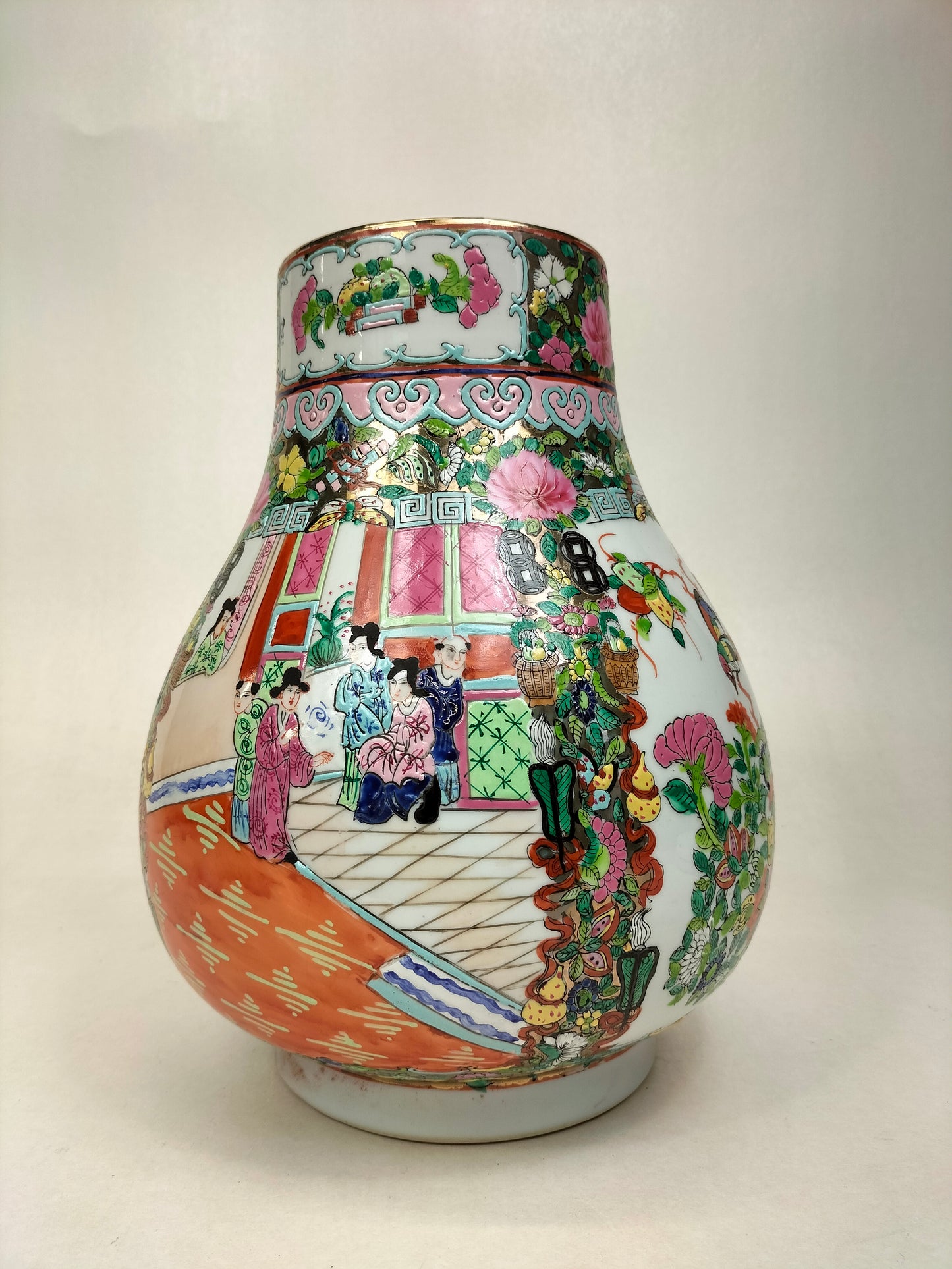 Vase HU médaillon rose canton chinois à décor de personnages / XXème siècle