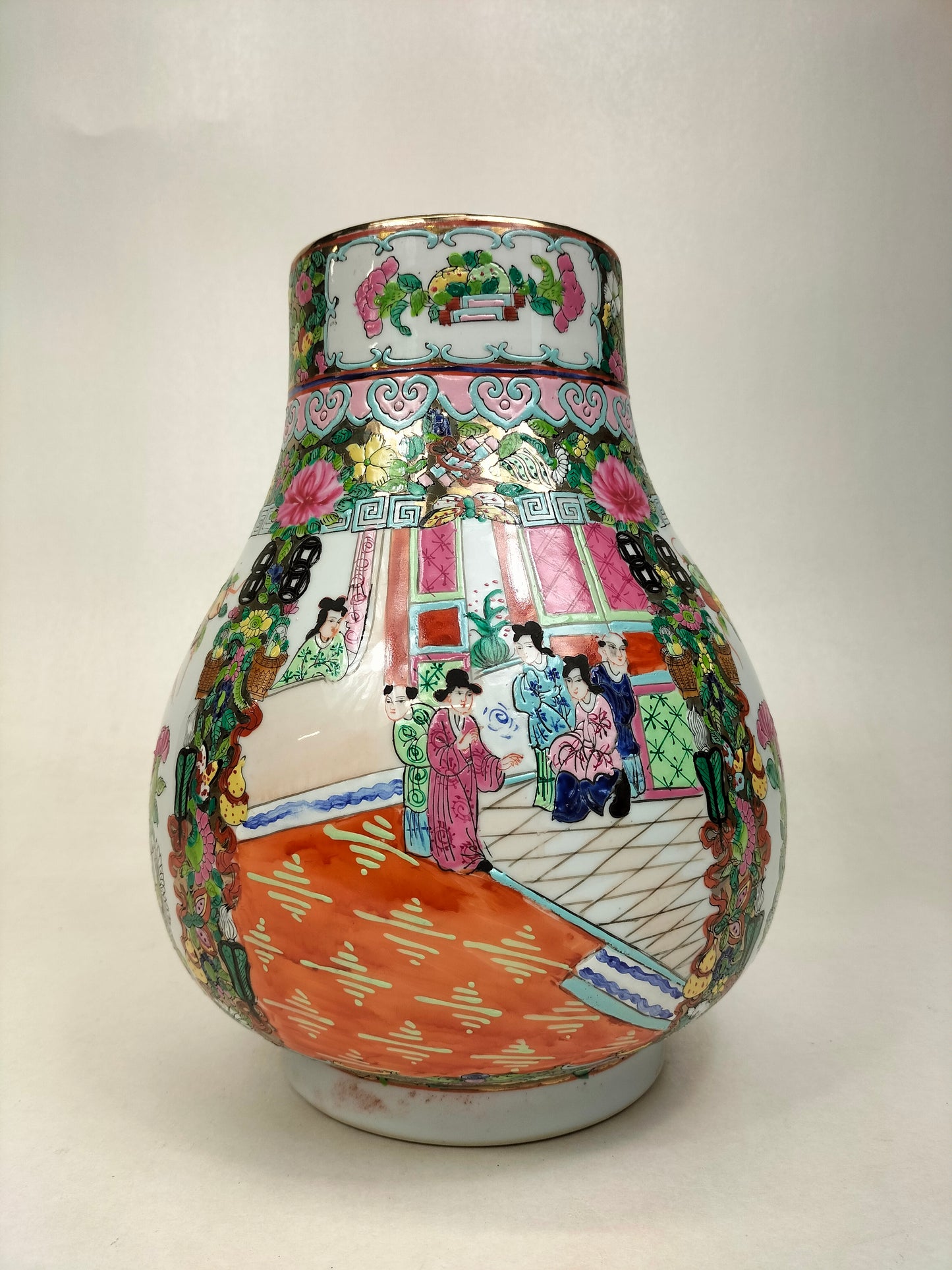 Vase HU médaillon rose canton chinois à décor de personnages / XXème siècle