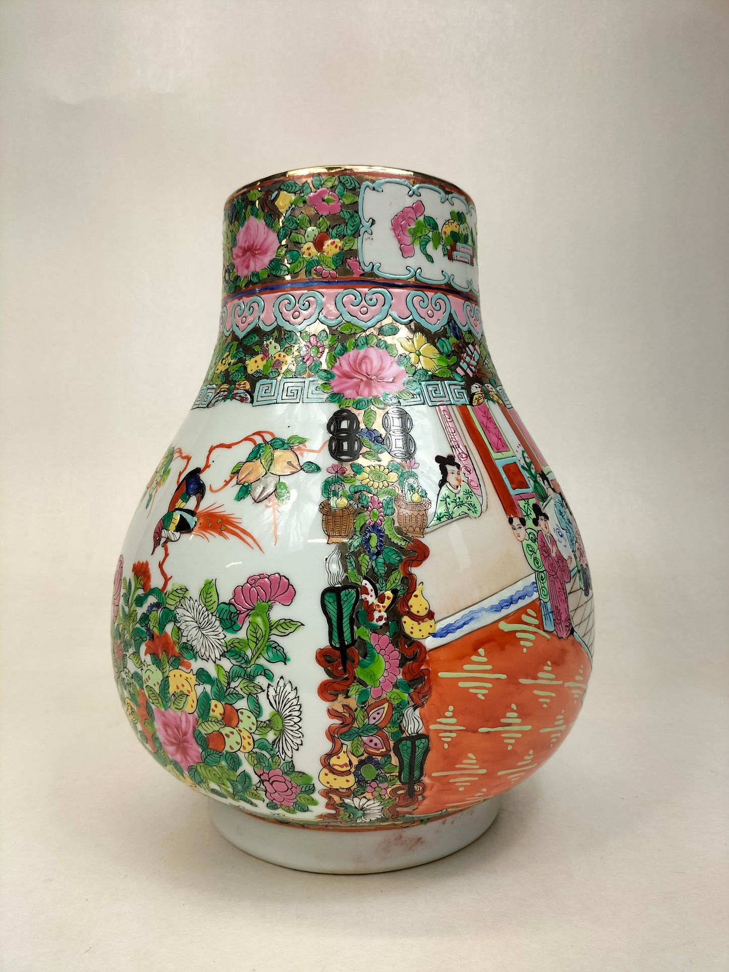 Vase HU médaillon rose canton chinois à décor de personnages / XXème siècle