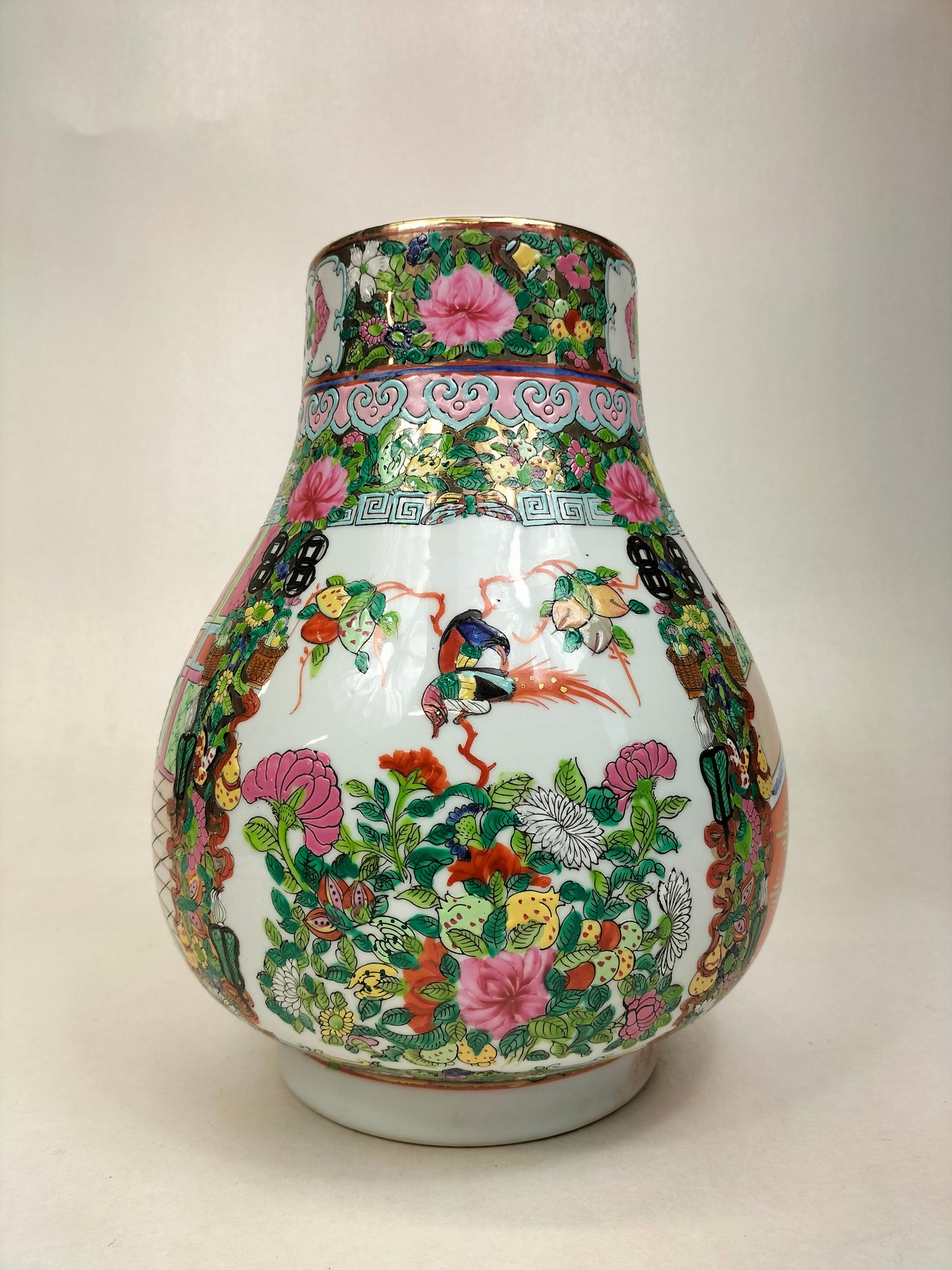 Vase HU médaillon rose canton chinois à décor de personnages / XXème siècle