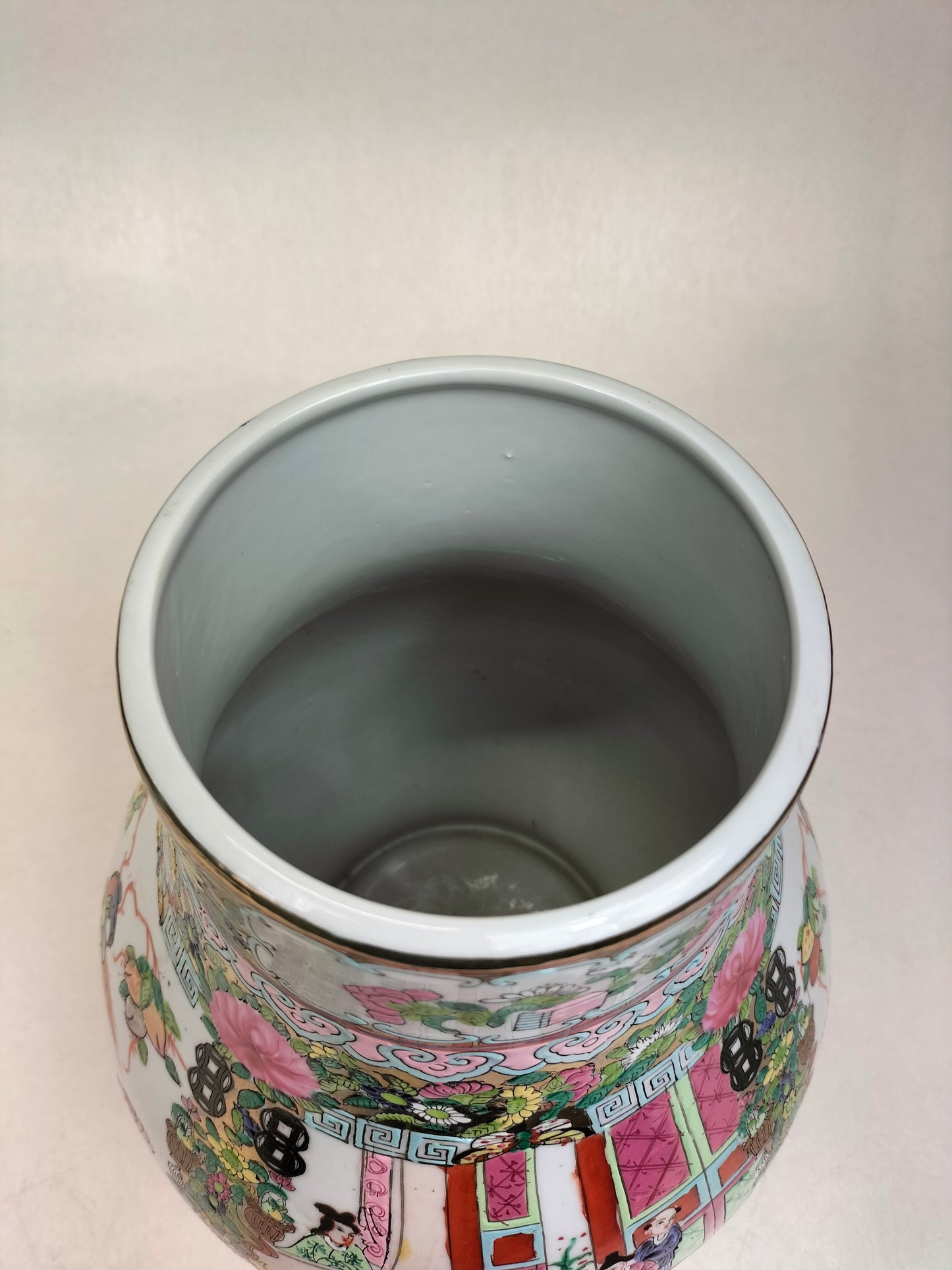 Vaso HU com medalhão de rosa de cantão chinês decorado com figuras / século XX