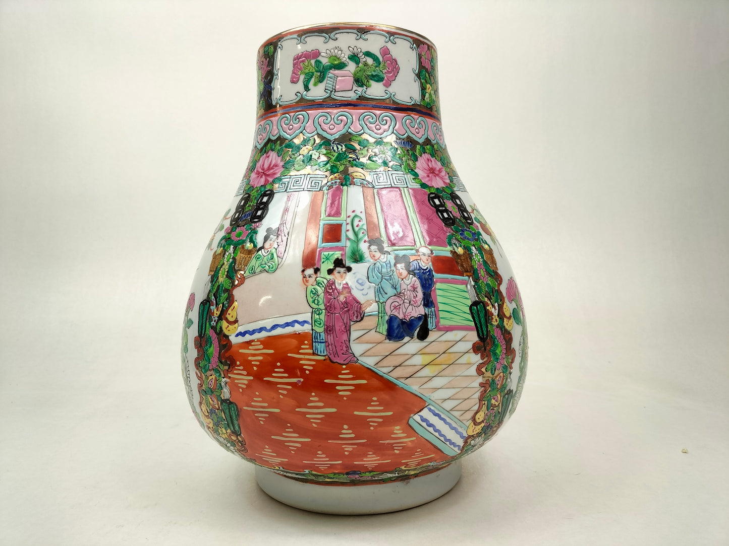 Chinese vintage canton rose medallion Hu vase decorated with Imperial scenes