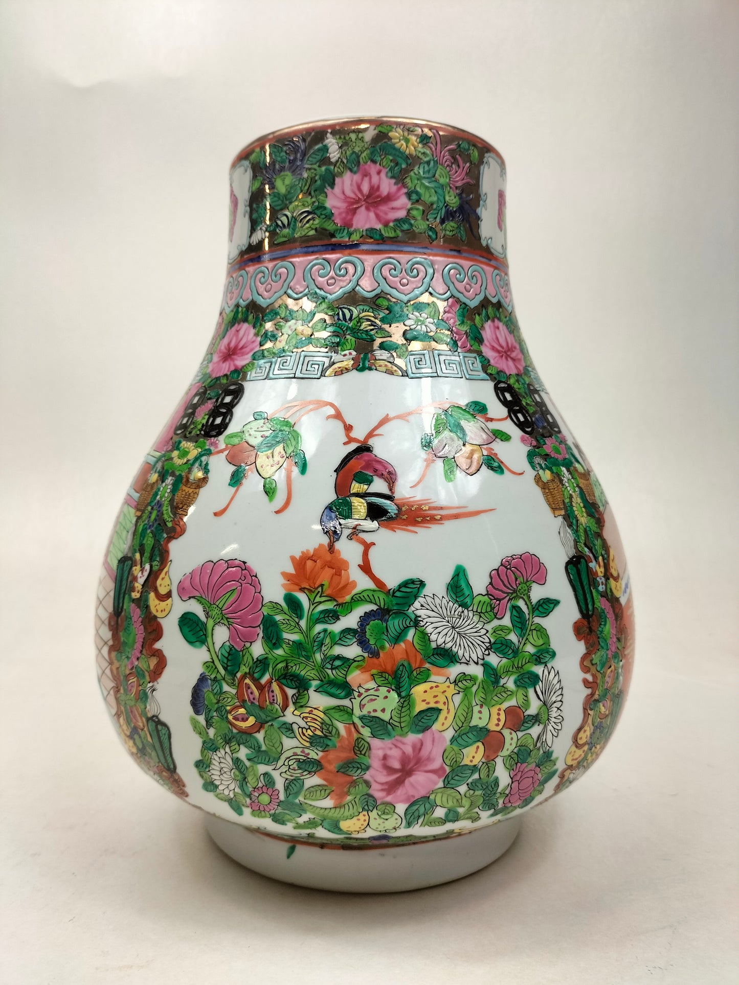 Vase HU médaillon rose canton chinois à décor de personnages // XXème siècle