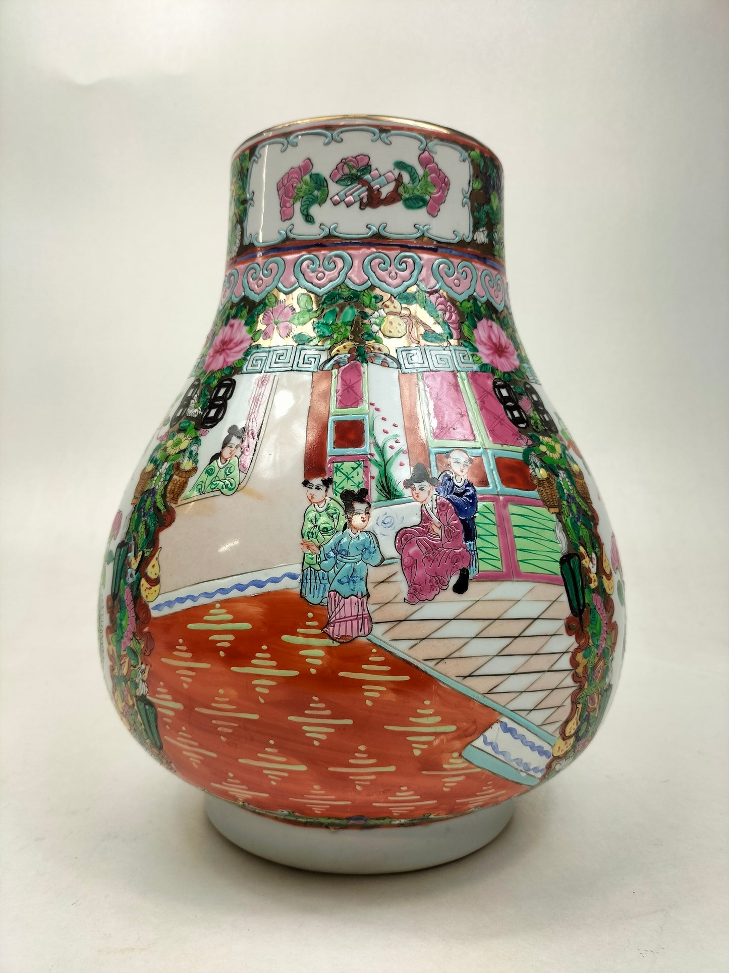 Chinese canton rose medallion HU vase decorated with figures // 20th century