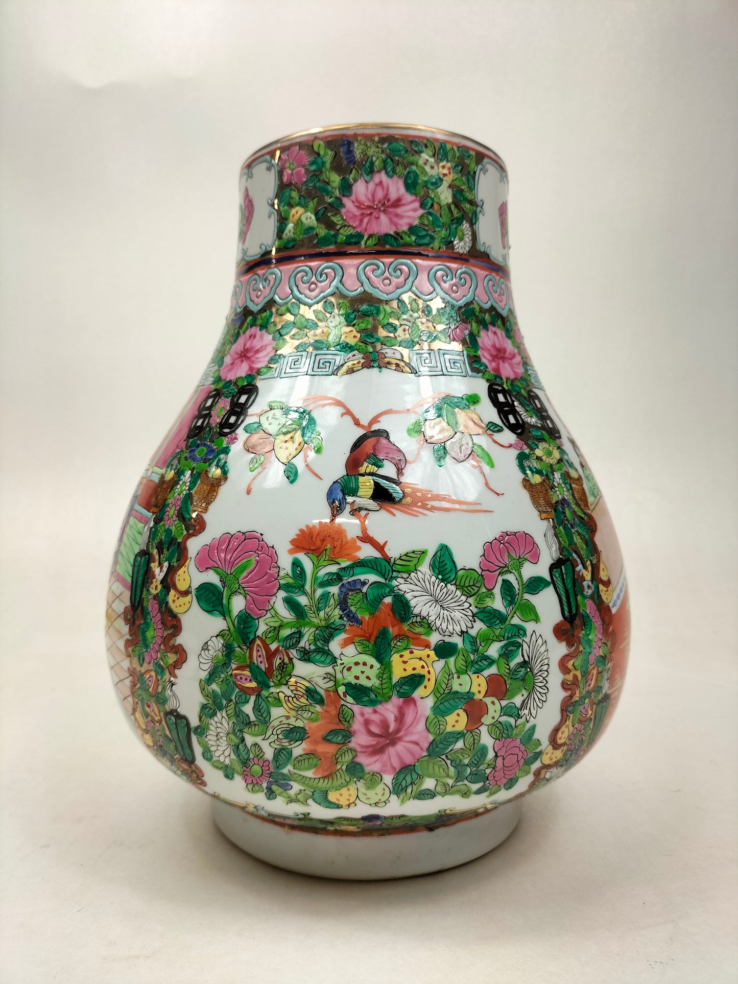 Vase HU médaillon rose canton chinois à décor de personnages // XXème siècle