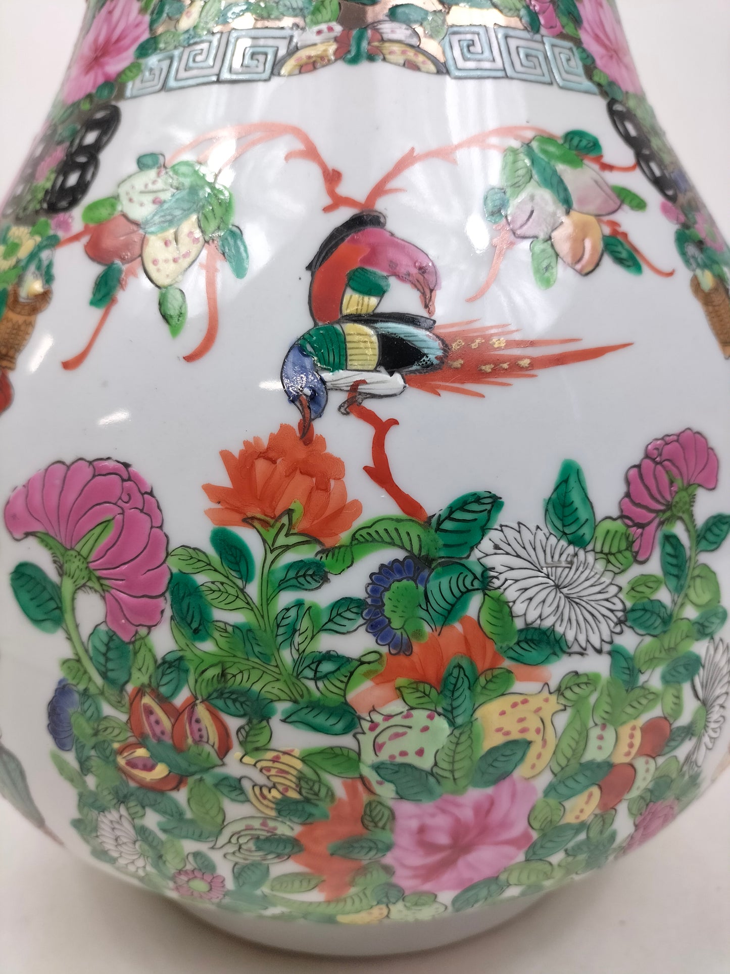 Vase HU médaillon rose canton chinois à décor de personnages // XXème siècle