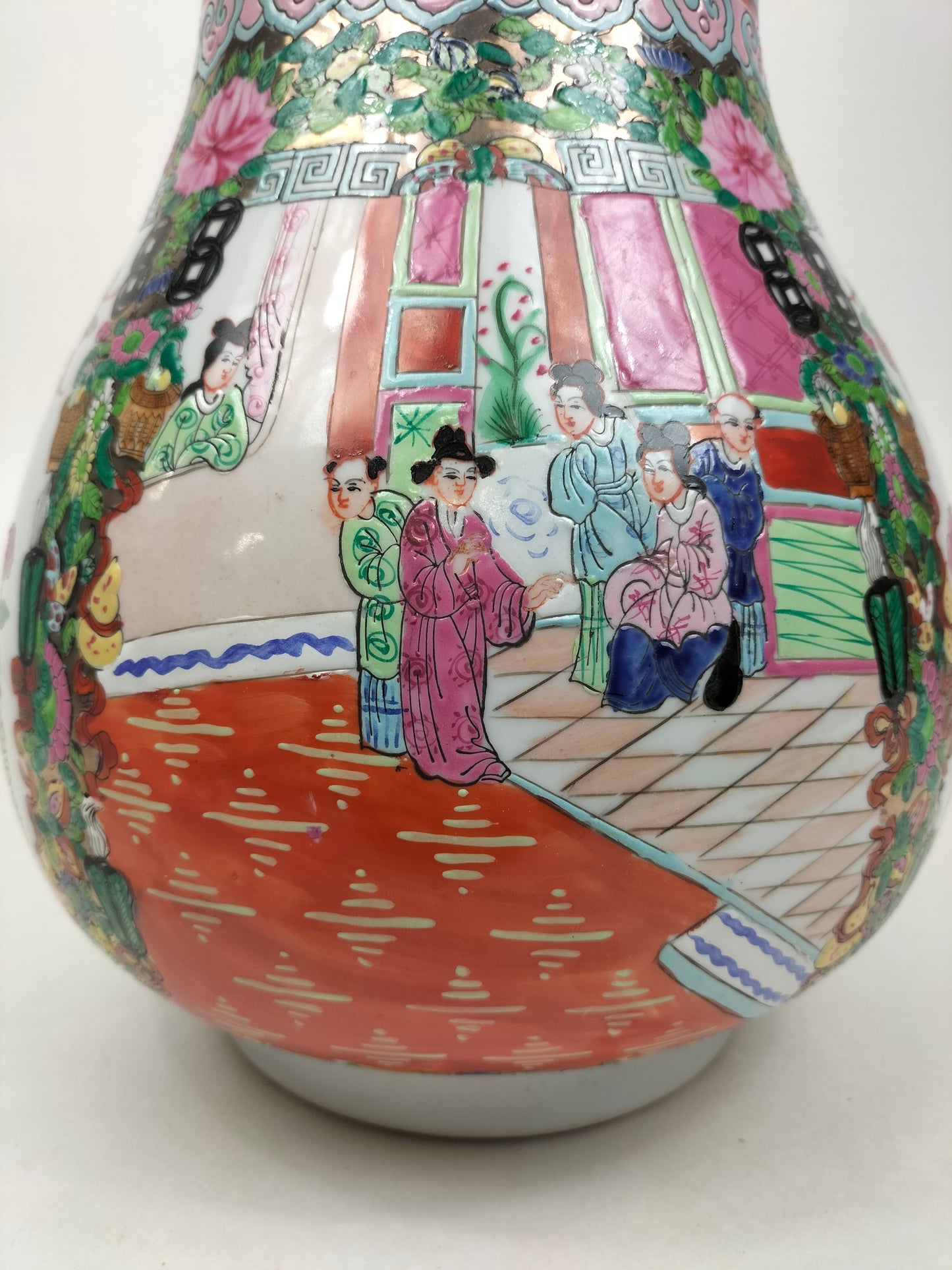 Chinese canton rose medallion HU vase decorated with figures // 20th century