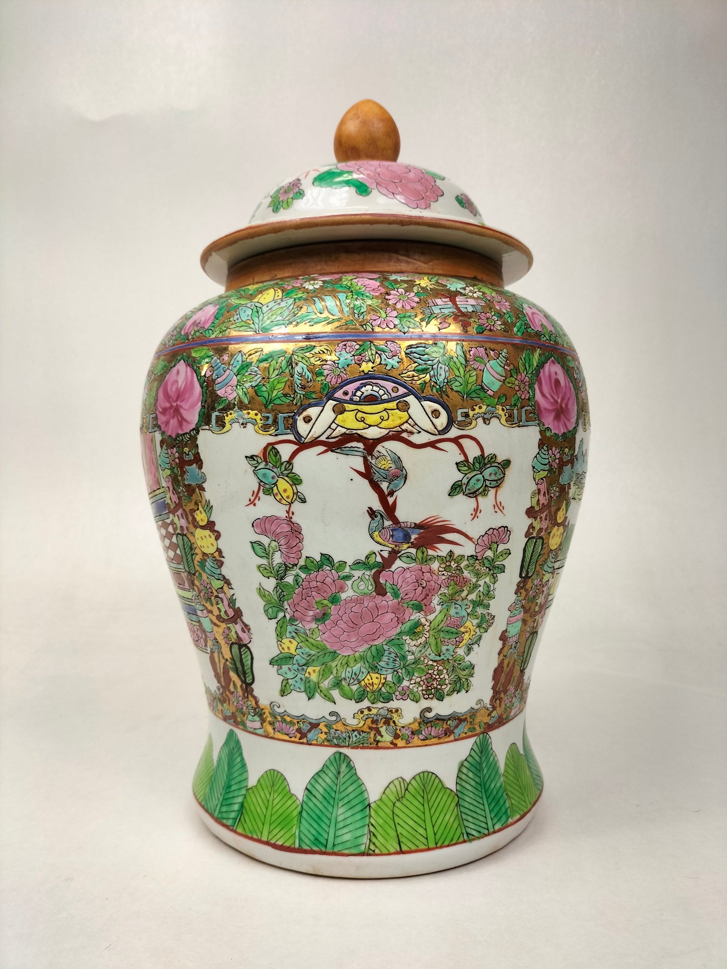 Vaso templo da família rosa chinesa decorado com figuras e flores // século XX