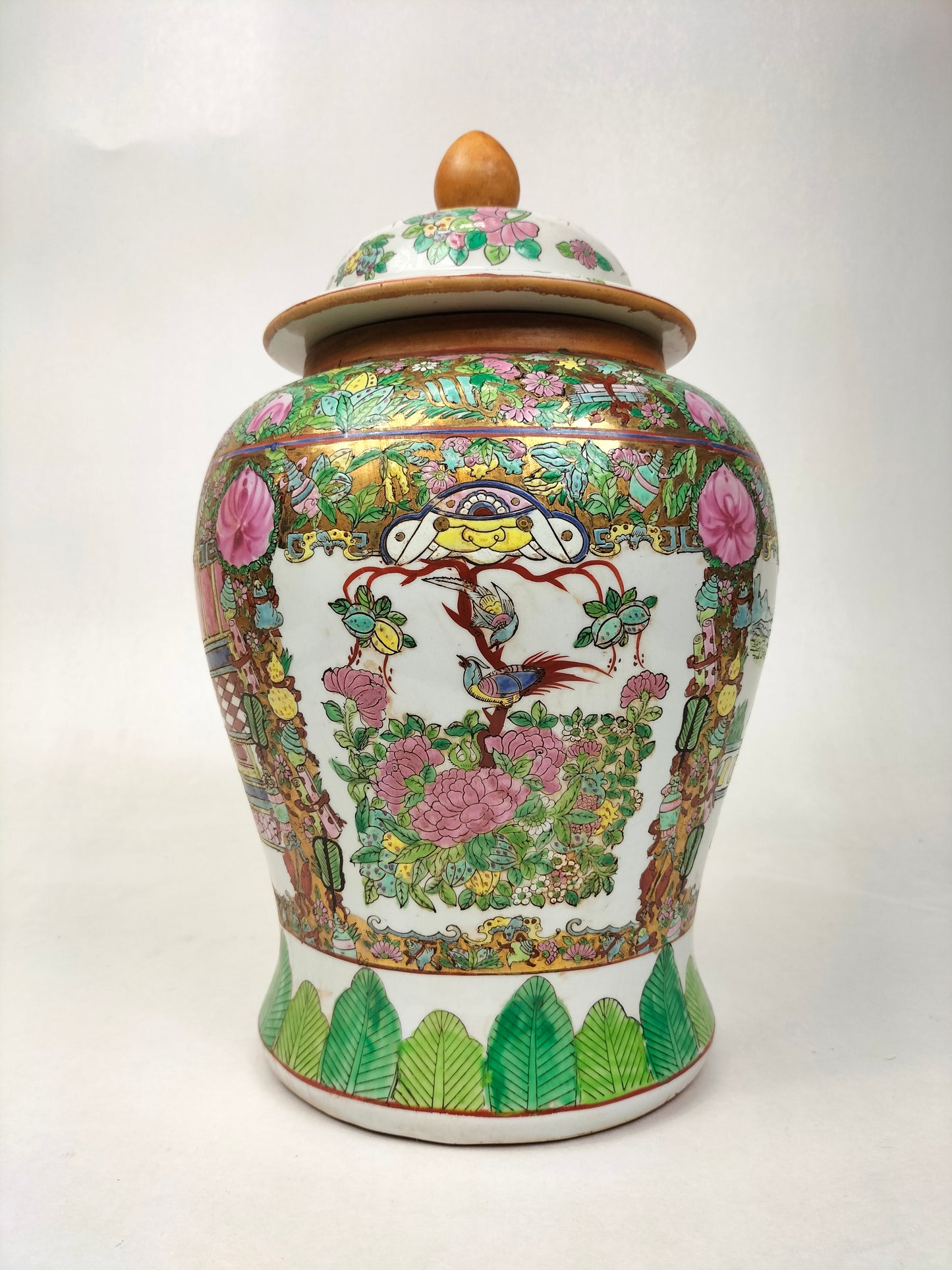 Vaso templo da família rosa chinesa decorado com figuras e flores // século XX