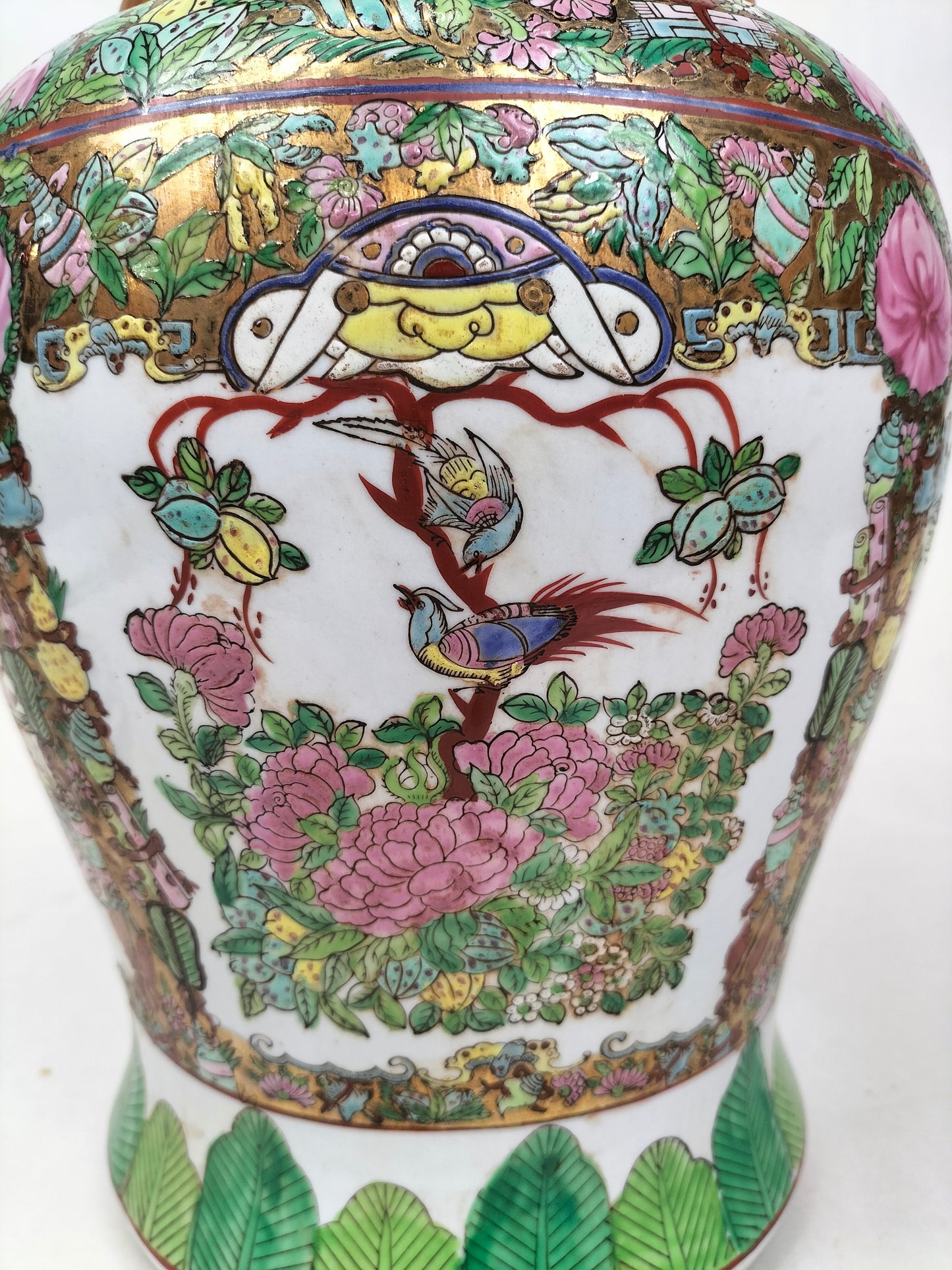 Vaso templo da família rosa chinesa decorado com figuras e flores // século XX