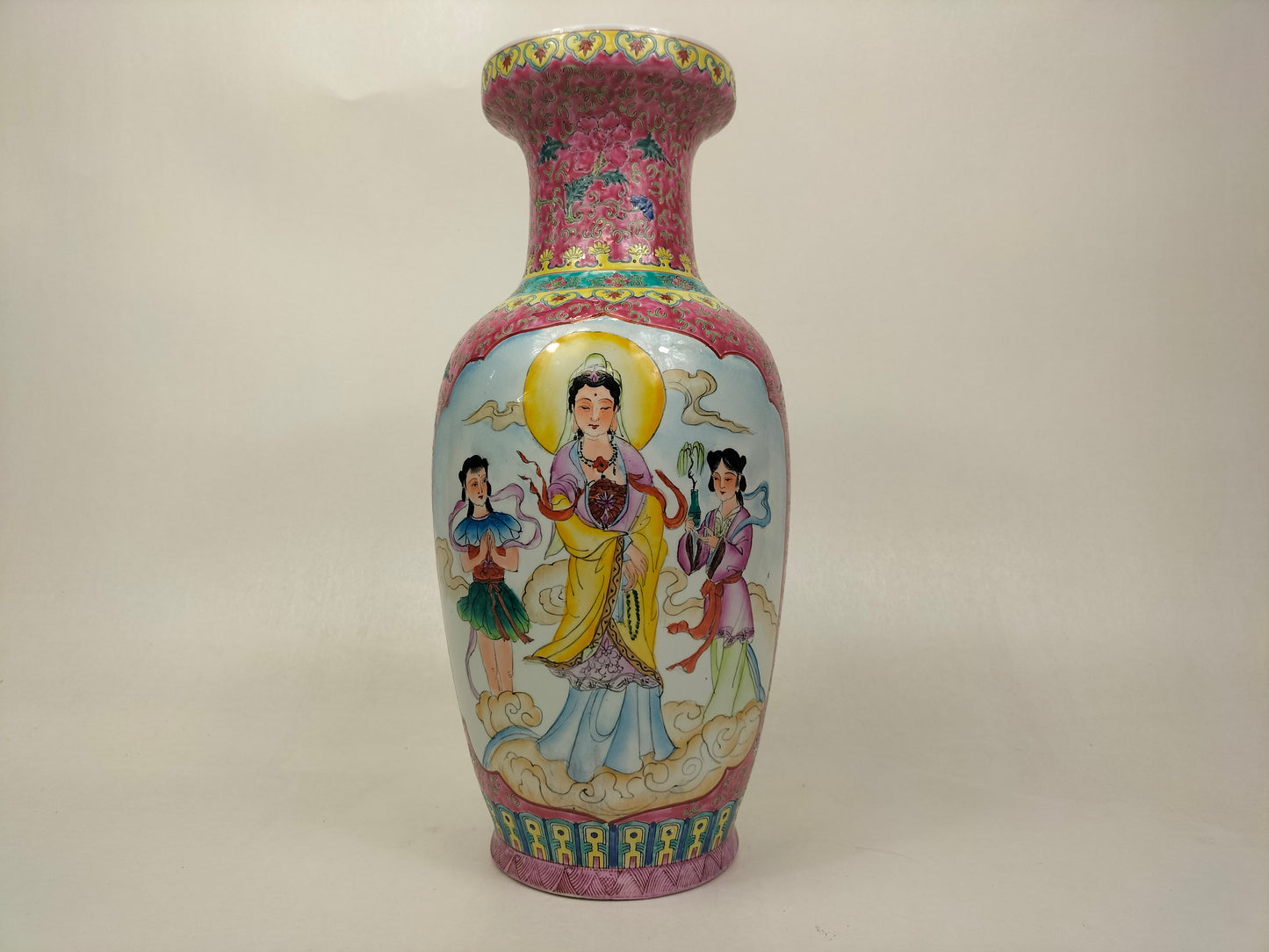 Vaso fencai da família rosa chinesa decorado com Quanyin e senhoras // século XX