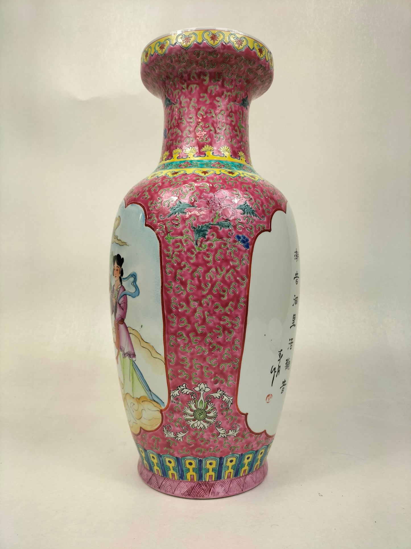 Vase fencai chinois famille rose à décor de Quanyin et dames // 20ème siècle