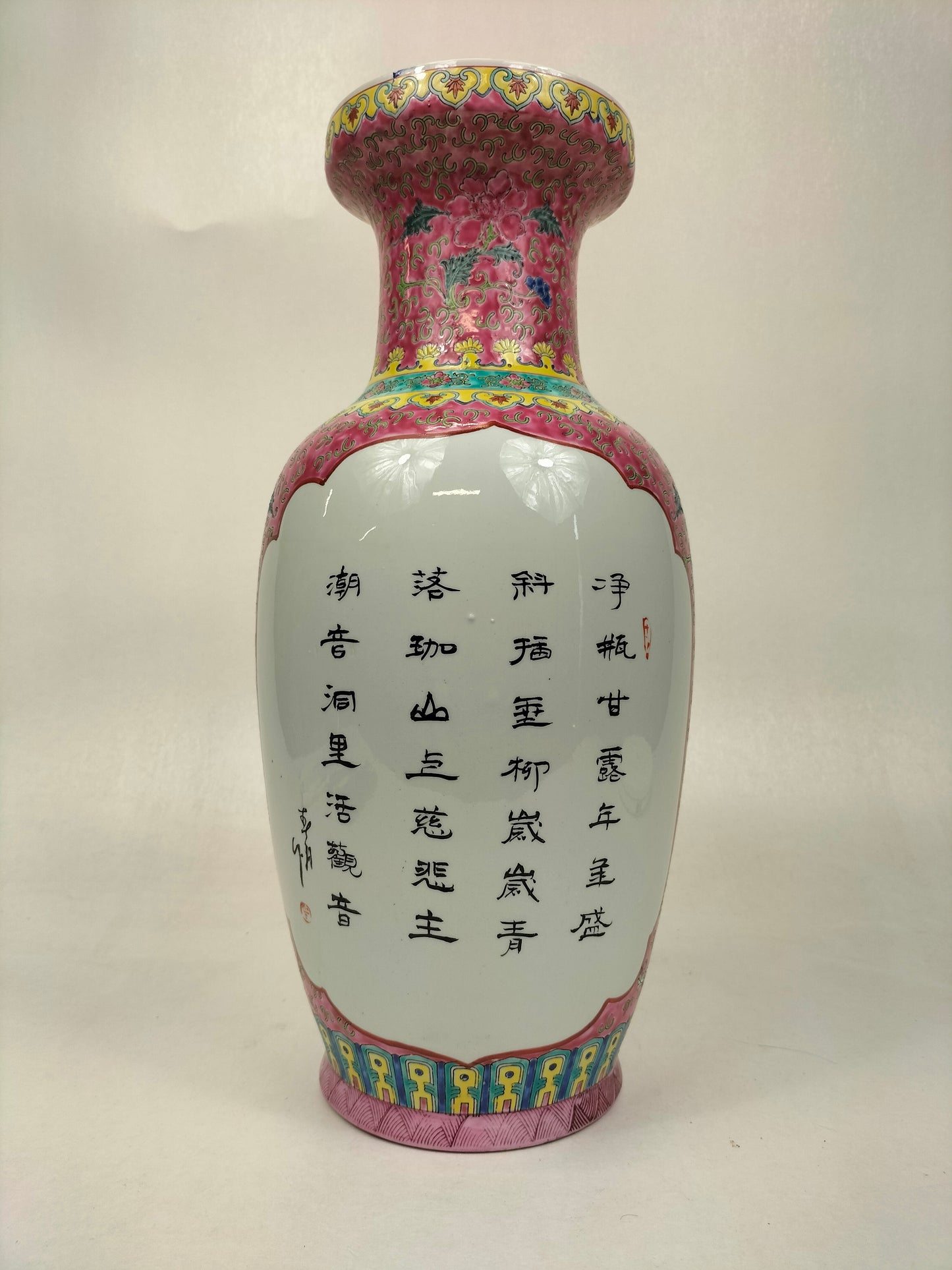 Vase fencai chinois famille rose à décor de Quanyin et dames // 20ème siècle