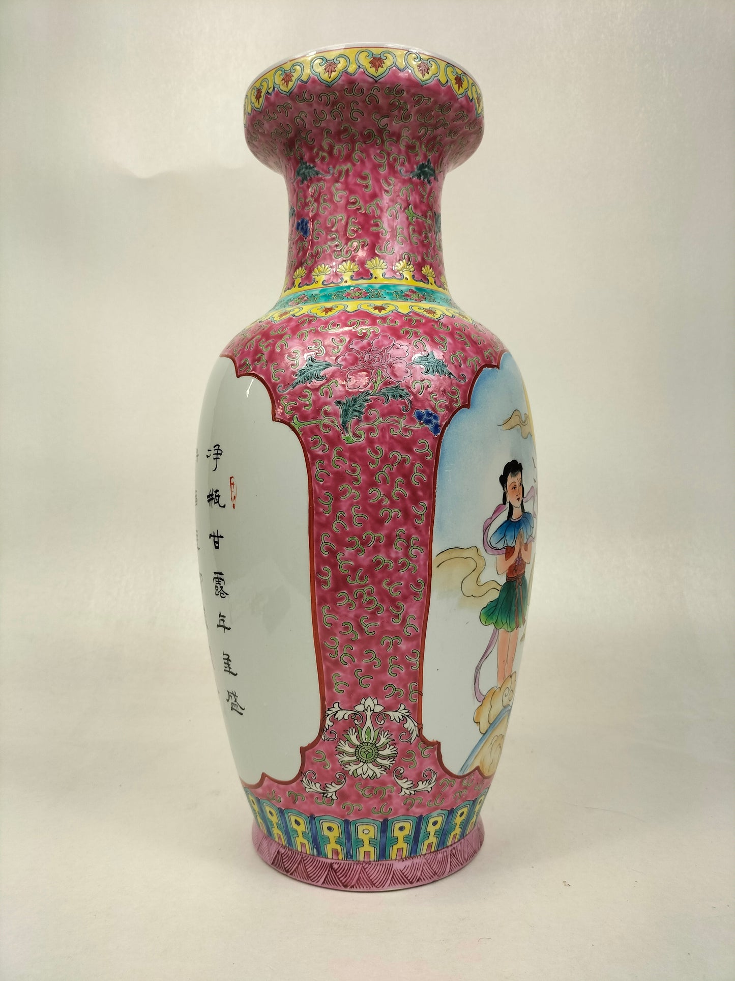 Vaso fencai da família rosa chinesa decorado com Quanyin e senhoras // século XX