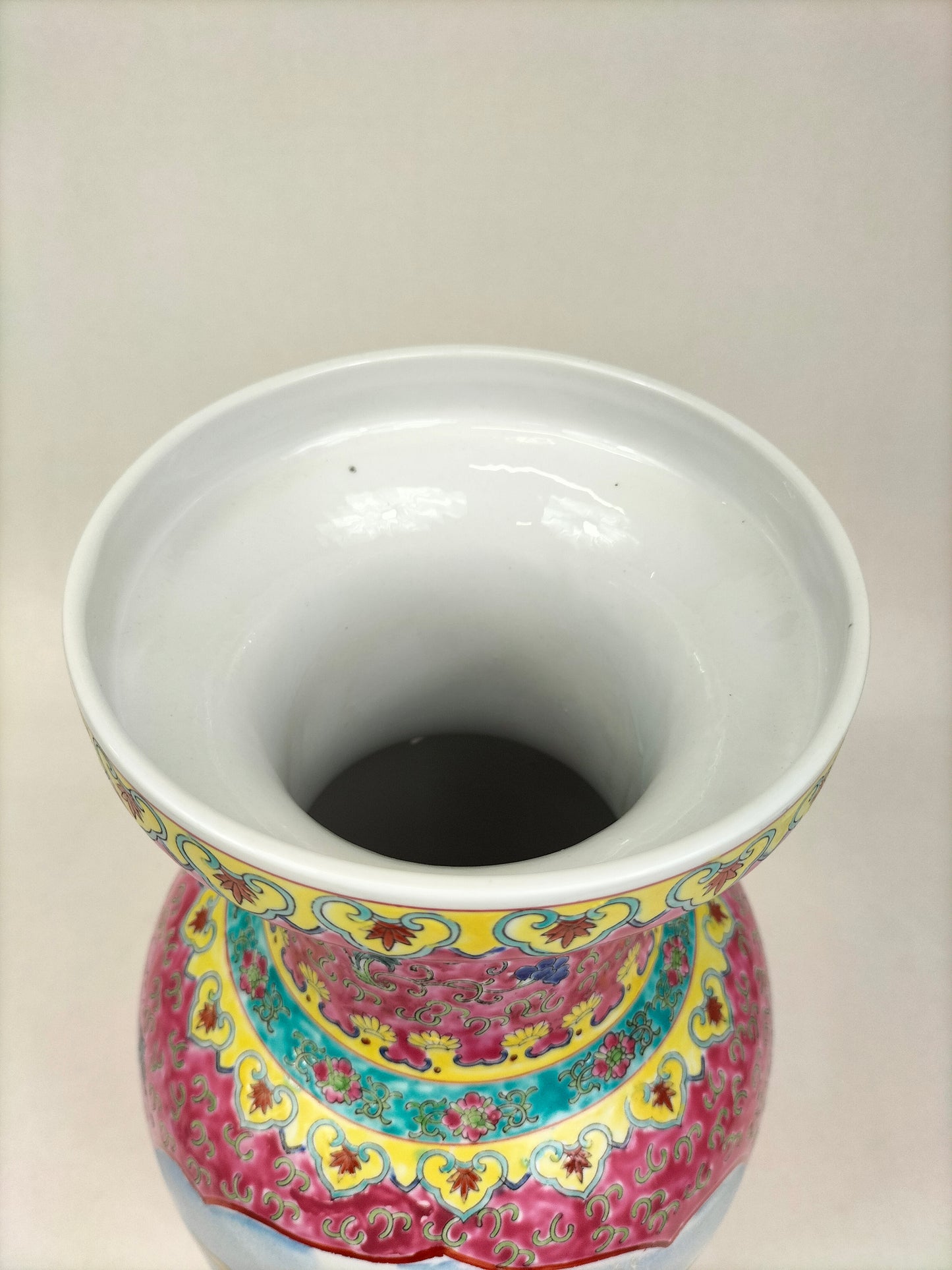 Vaso fencai da família rosa chinesa decorado com Quanyin e senhoras // século XX