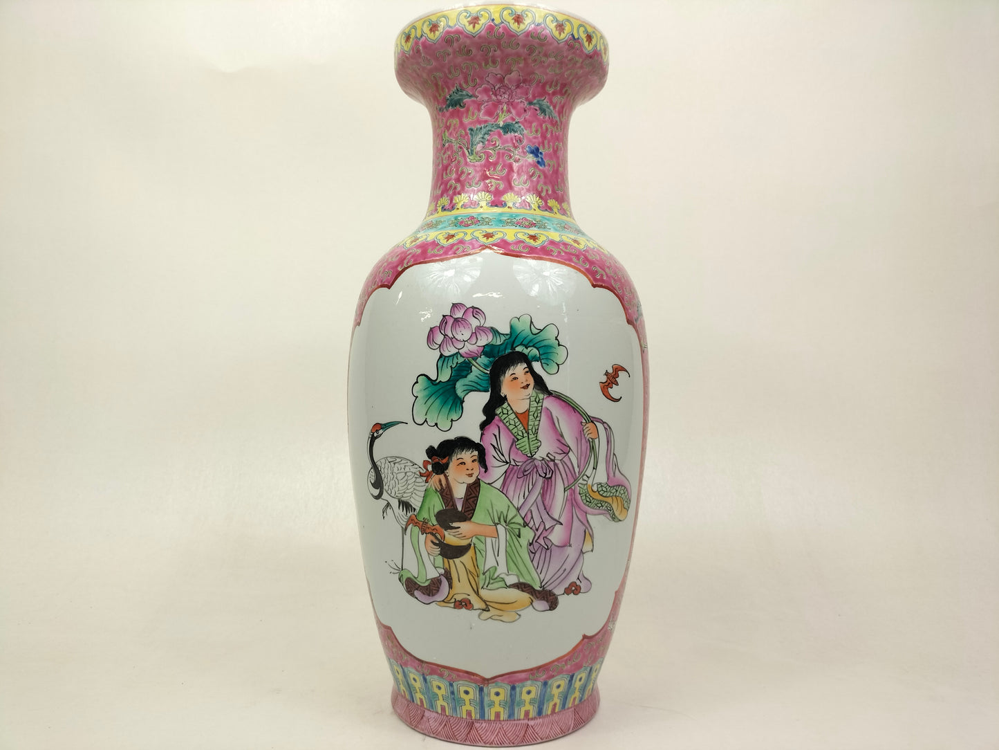 Vaso fencai da família rosa chinesa decorado com senhora e criança rodeada de garça e morcego // século XX