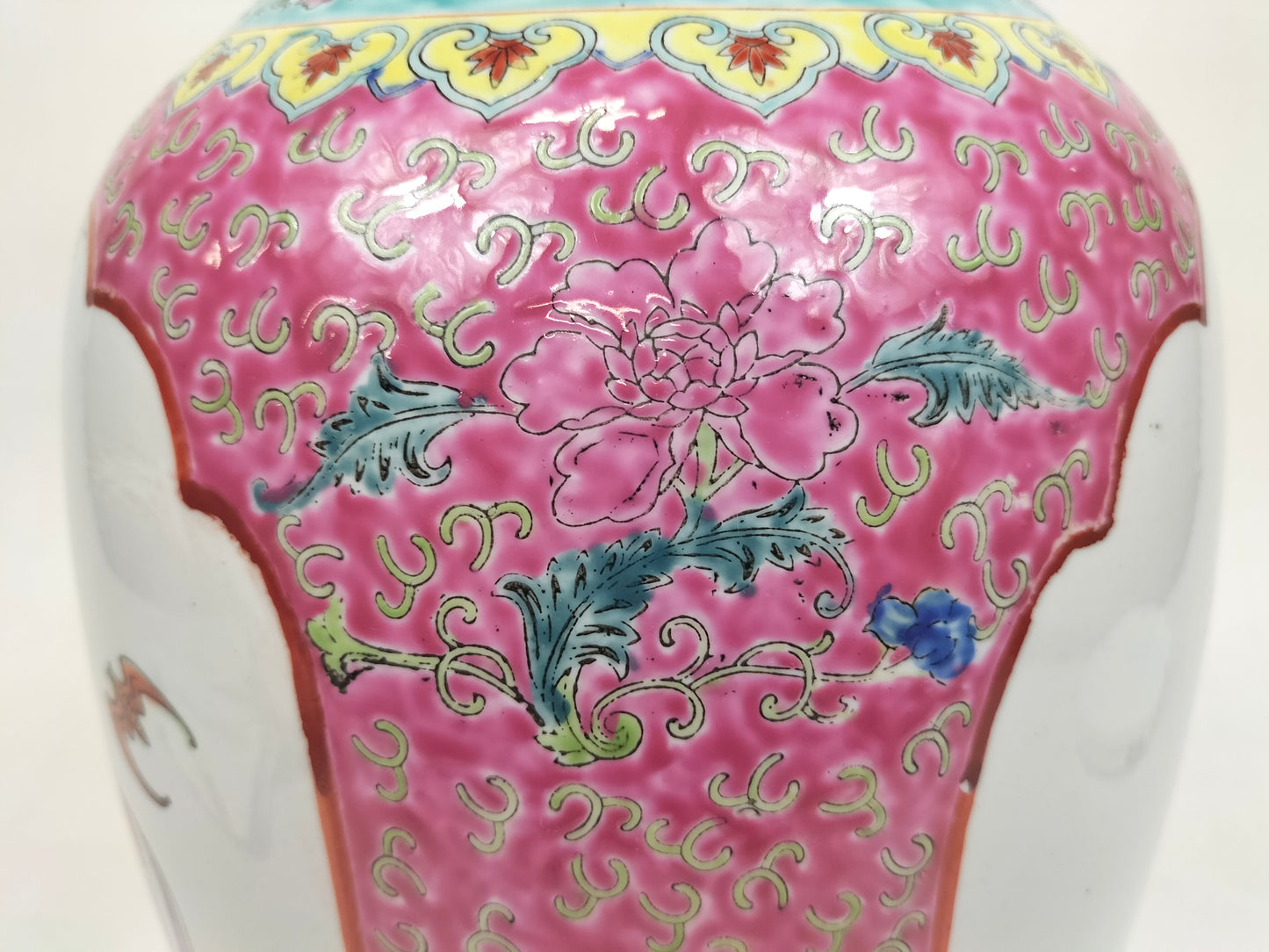 Vaso fencai da família rosa chinesa decorado com senhora e criança rodeada de garça e morcego // século XX