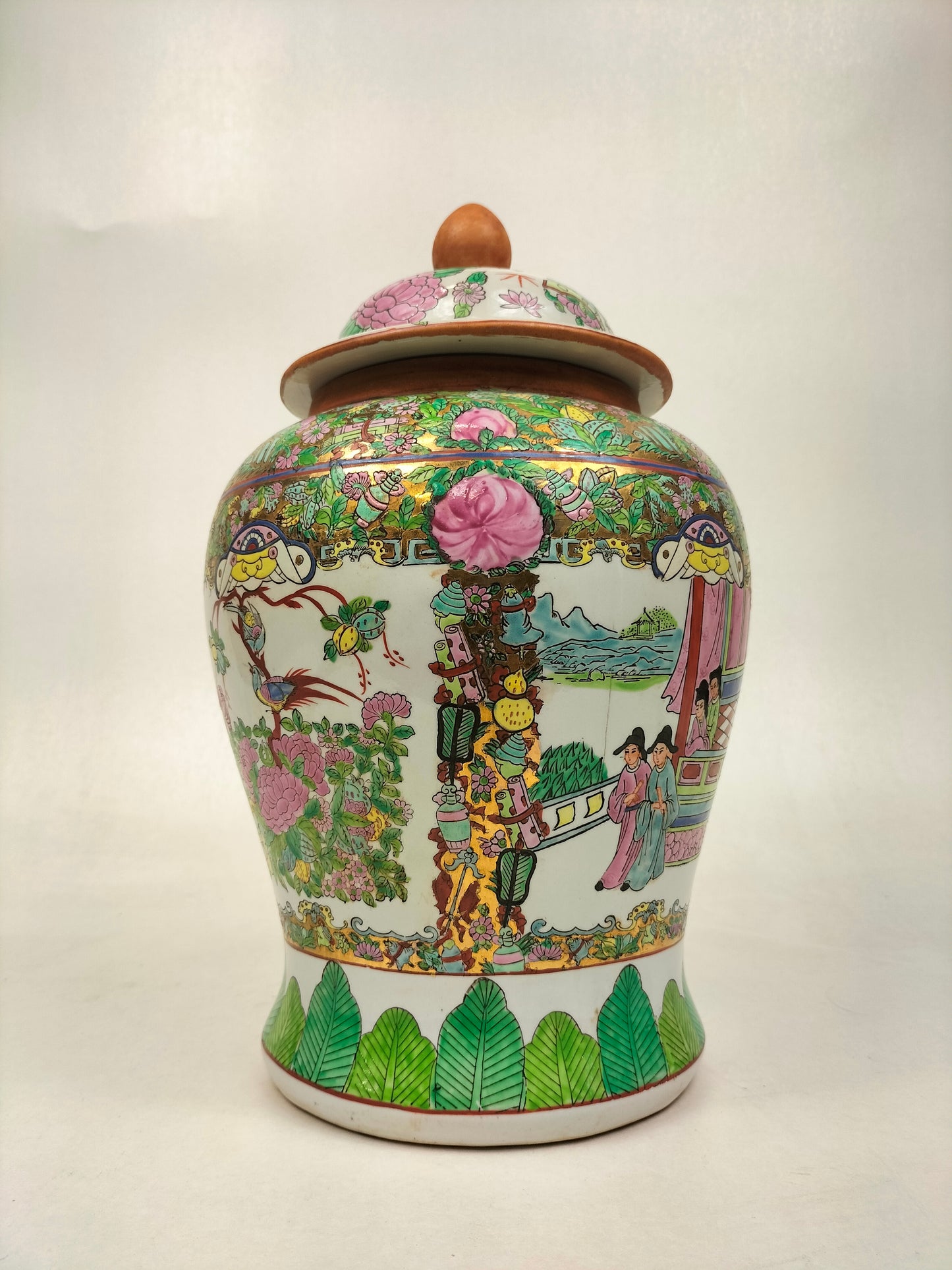 Vaso templo da família rosa chinesa decorado com figuras e flores // século XX