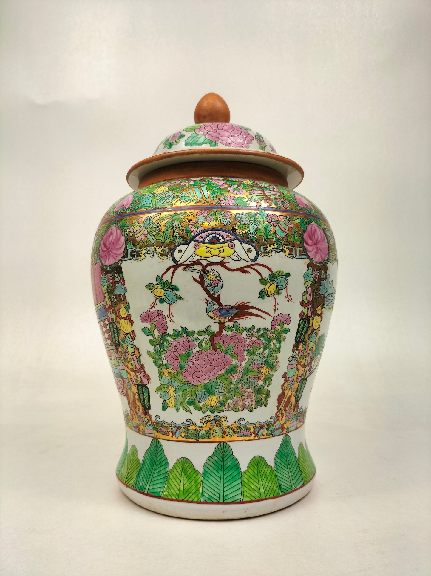 Vaso templo da família rosa chinesa decorado com figuras e flores // século XX