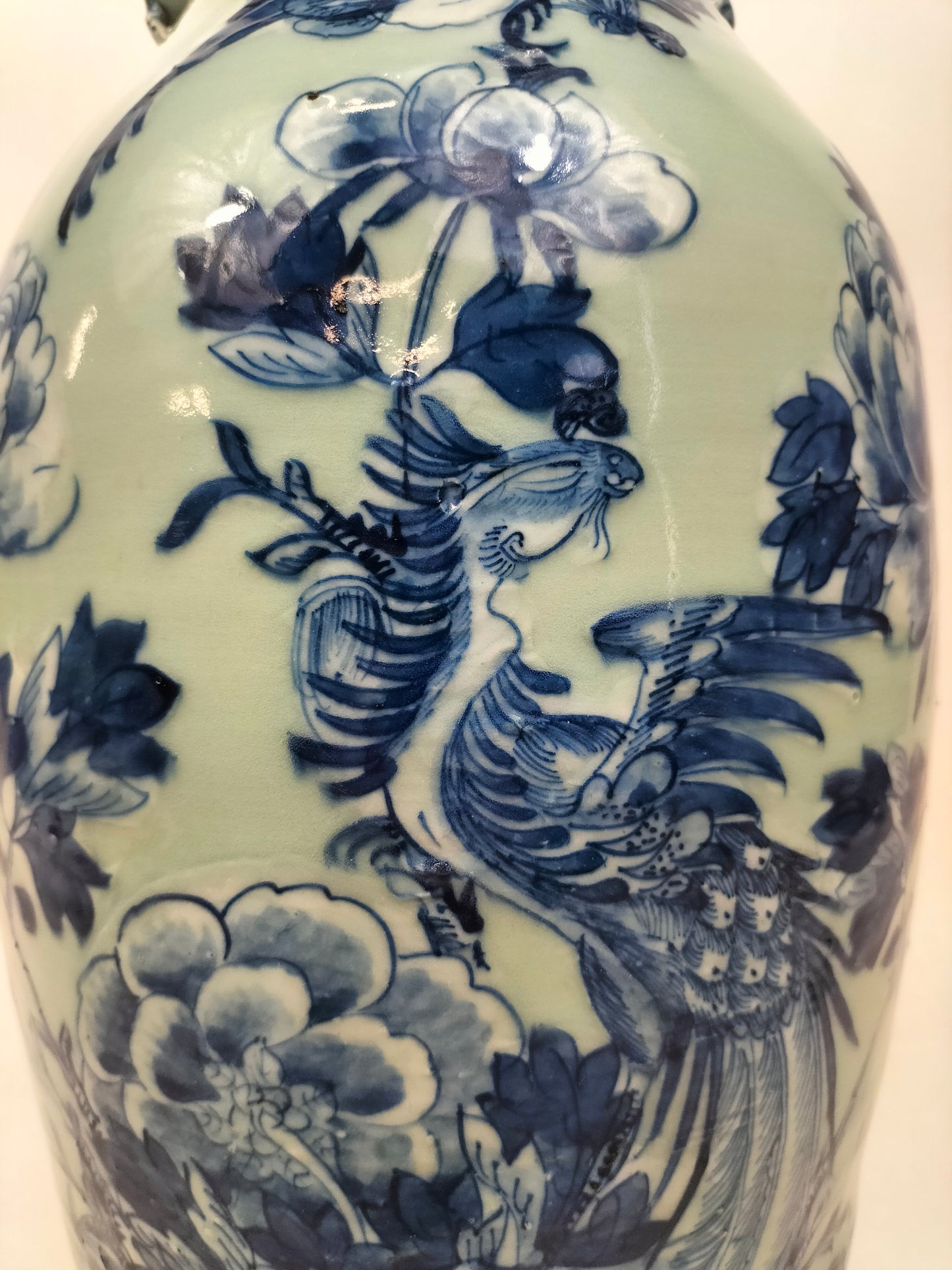 Grande vaso antigo de celadon chinês decorado com fênix e flores // Dinastia Qing - 19e eeuw