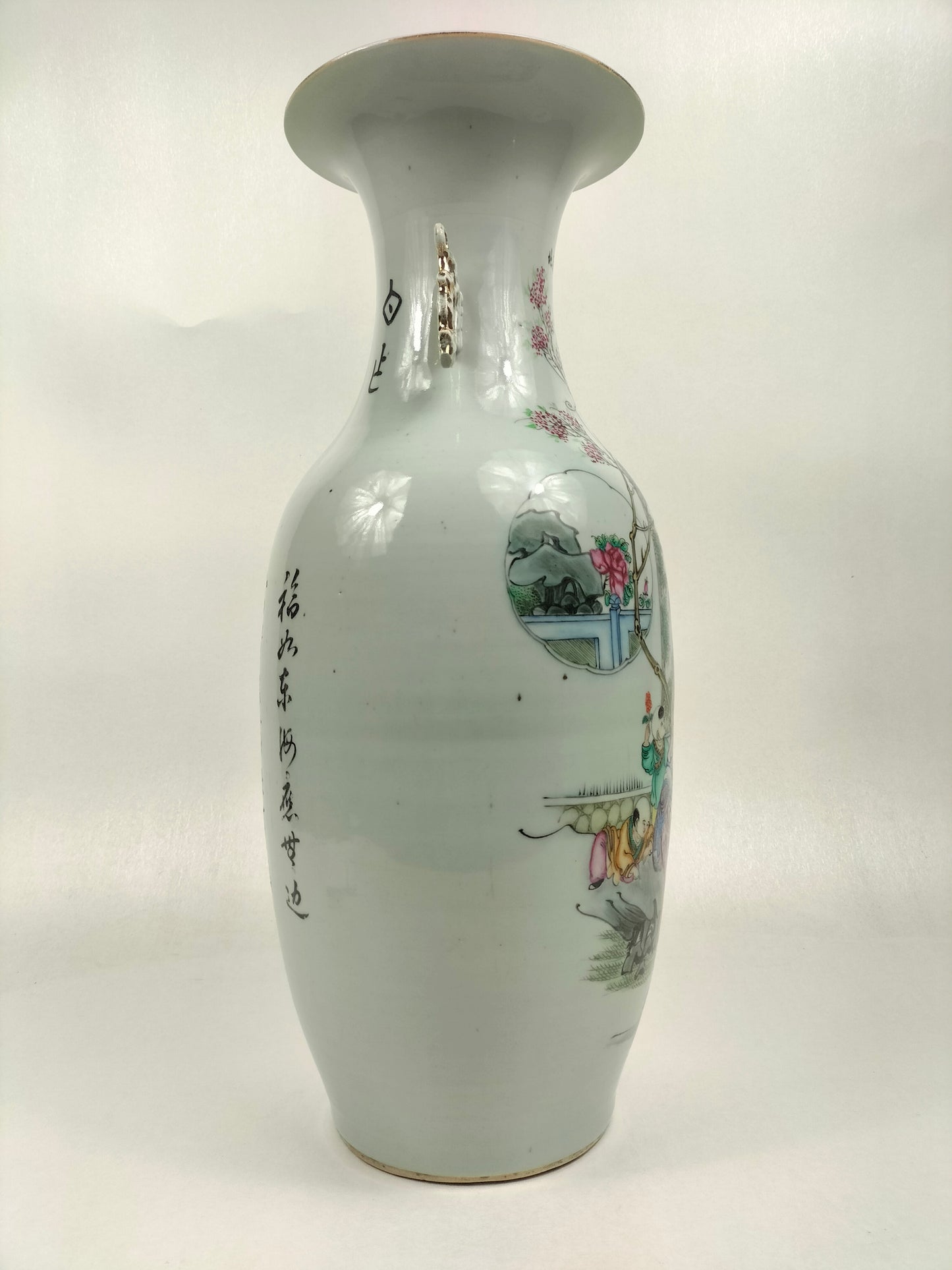 Grande vaso chinês antigo qianjiang decorado com cena de jardim // Período da República (1912-1949)