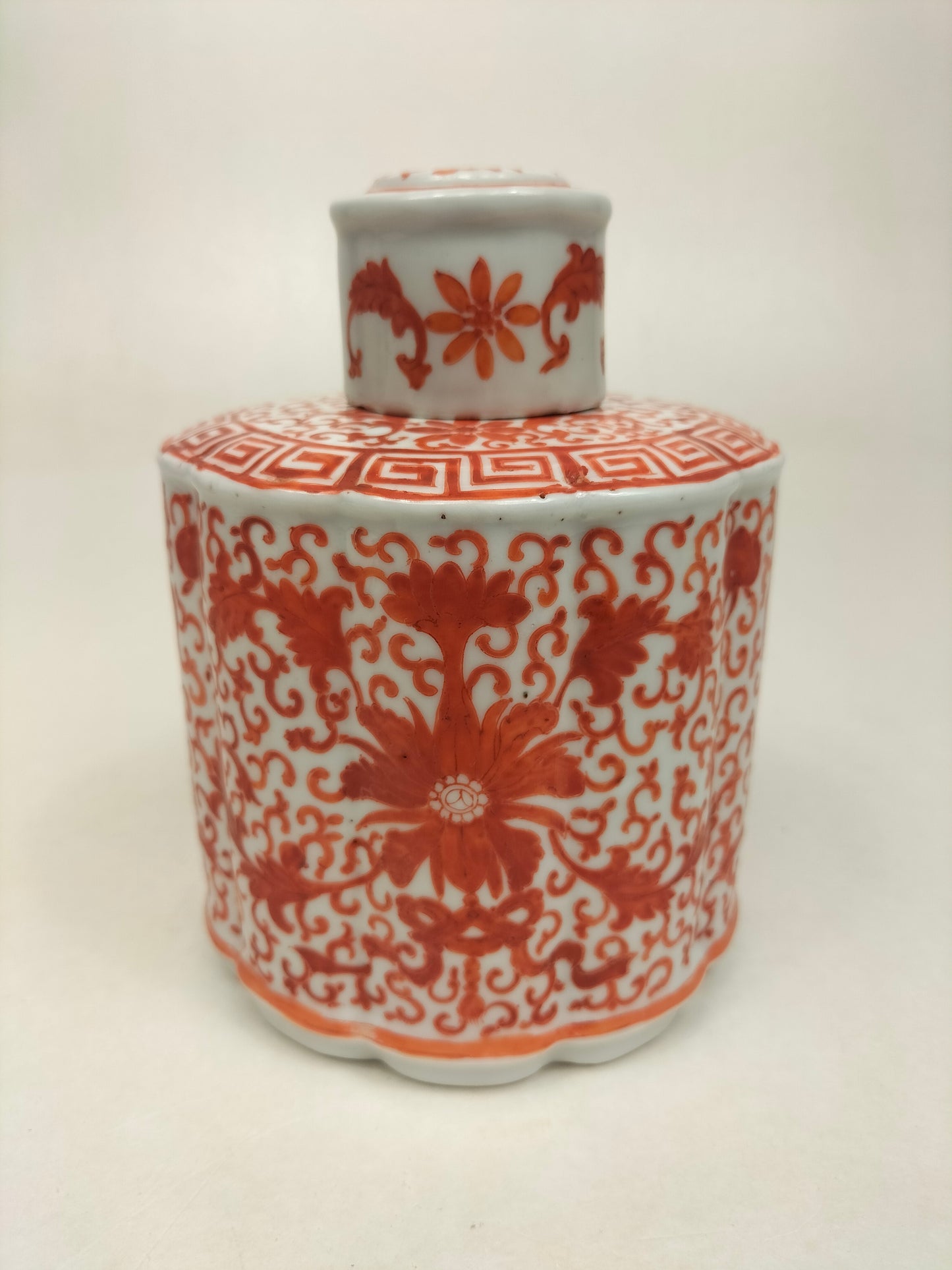 Chinese red lotus flask decorated with lotusses and bats // Mid 20th century