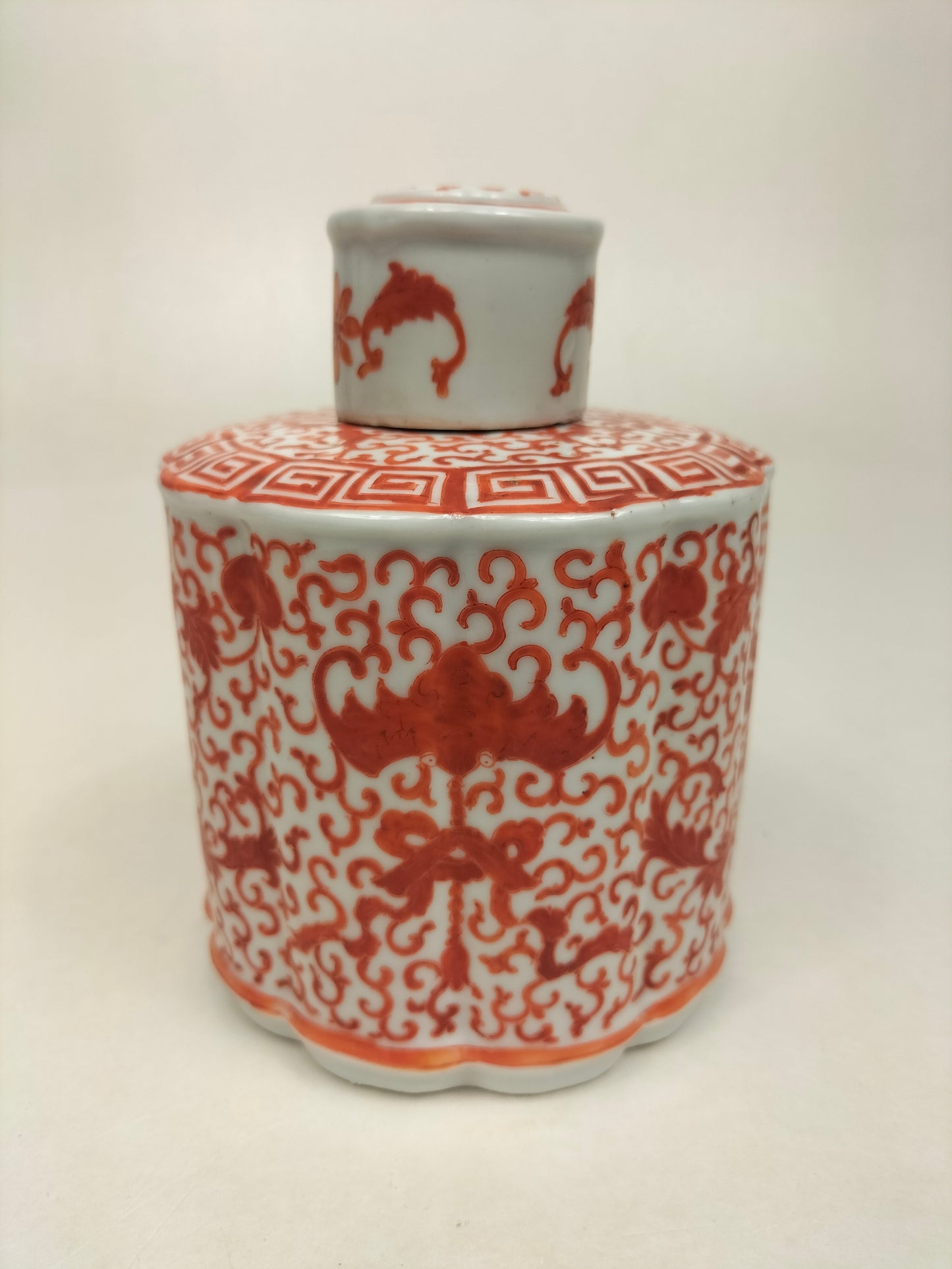 Chinese red lotus flask decorated with lotusses and bats // Mid 20th century