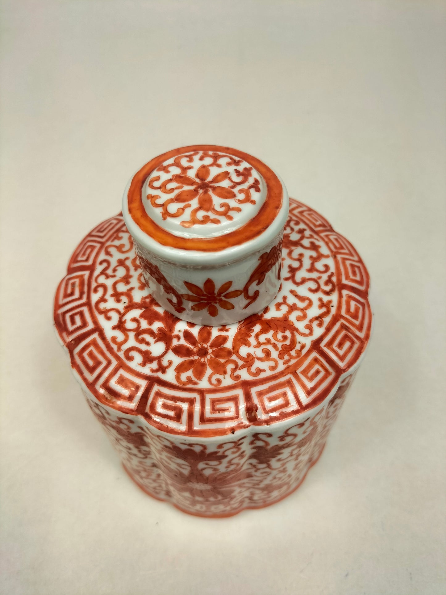 Chinese red lotus flask decorated with lotusses and bats // Mid 20th century