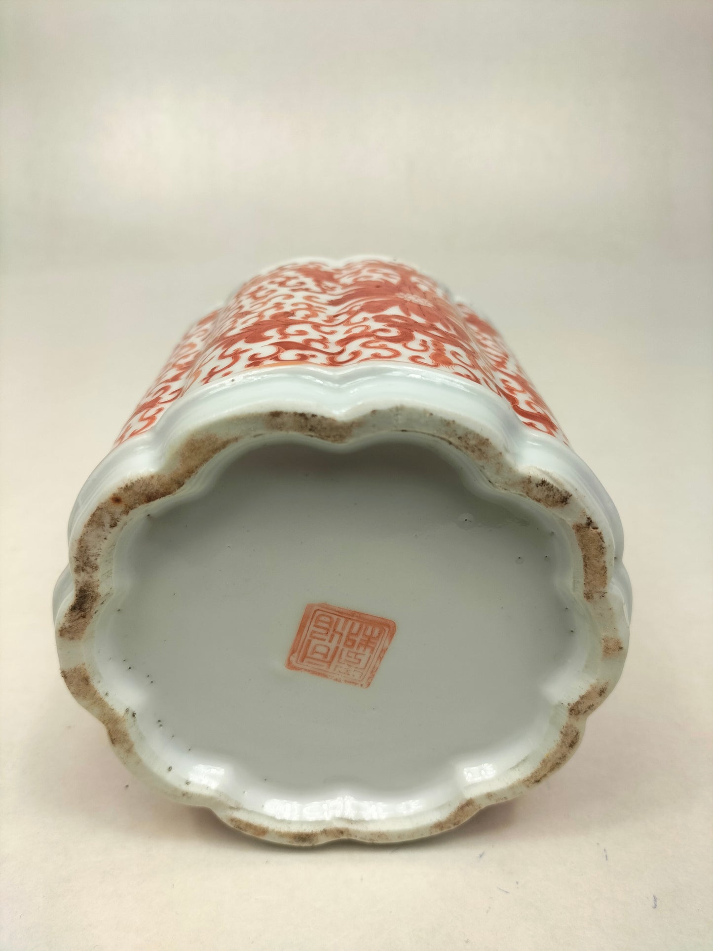 Chinese red lotus flask decorated with lotusses and bats // Mid 20th century