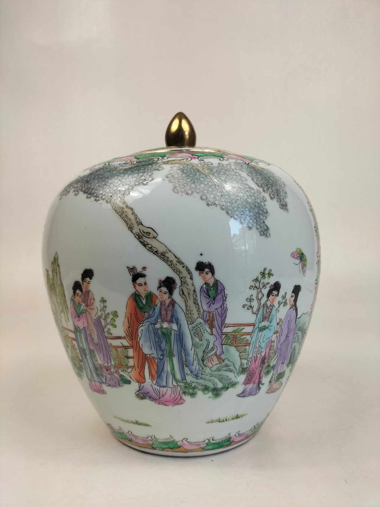 Pot à gingembre en porcelaine de Chine famille rose à décor d'une scène de jardin impérial // XXe siècle