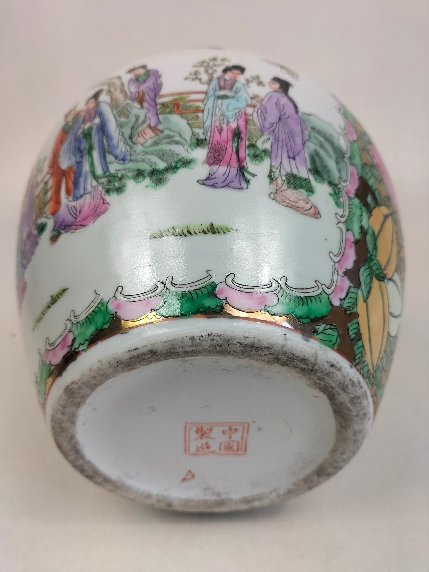 Pot à gingembre en porcelaine de Chine famille rose à décor d'une scène de jardin impérial // XXe siècle